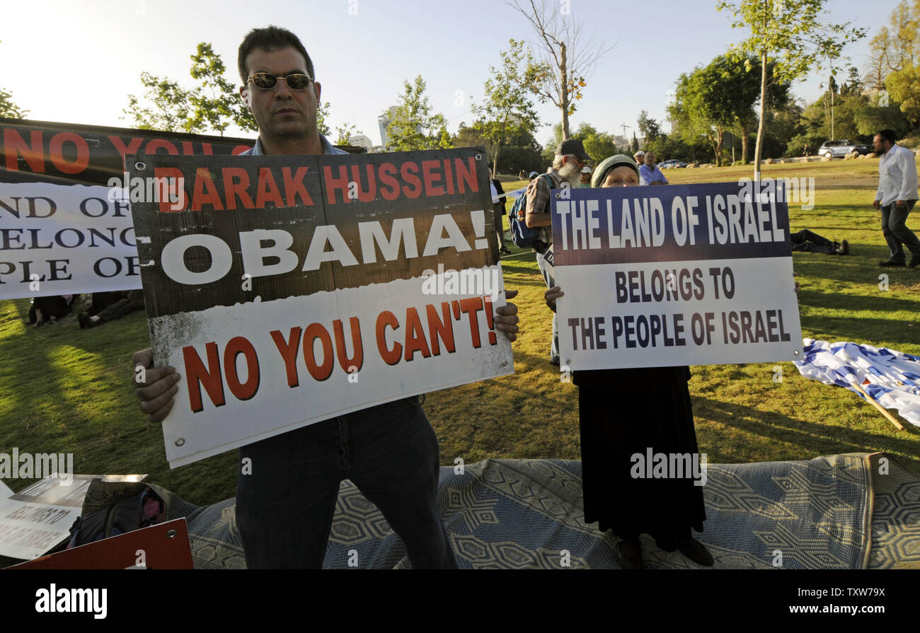 I coloni israeliani di destra e di attivisti di dimostrare al di fuori del consolato americano a Gerusalemme occidentale nei confronti degli Stati Uniti Il presidente Barack Obama la politica di insediamento di fine costruzione in Cisgiordania, 3 giugno 2009. Il Presidente Obama è impostato per erogare un discorso al mondo musulmano domani al Cairo, in Egitto. (UPI foto/Debbie Hill) Foto Stock