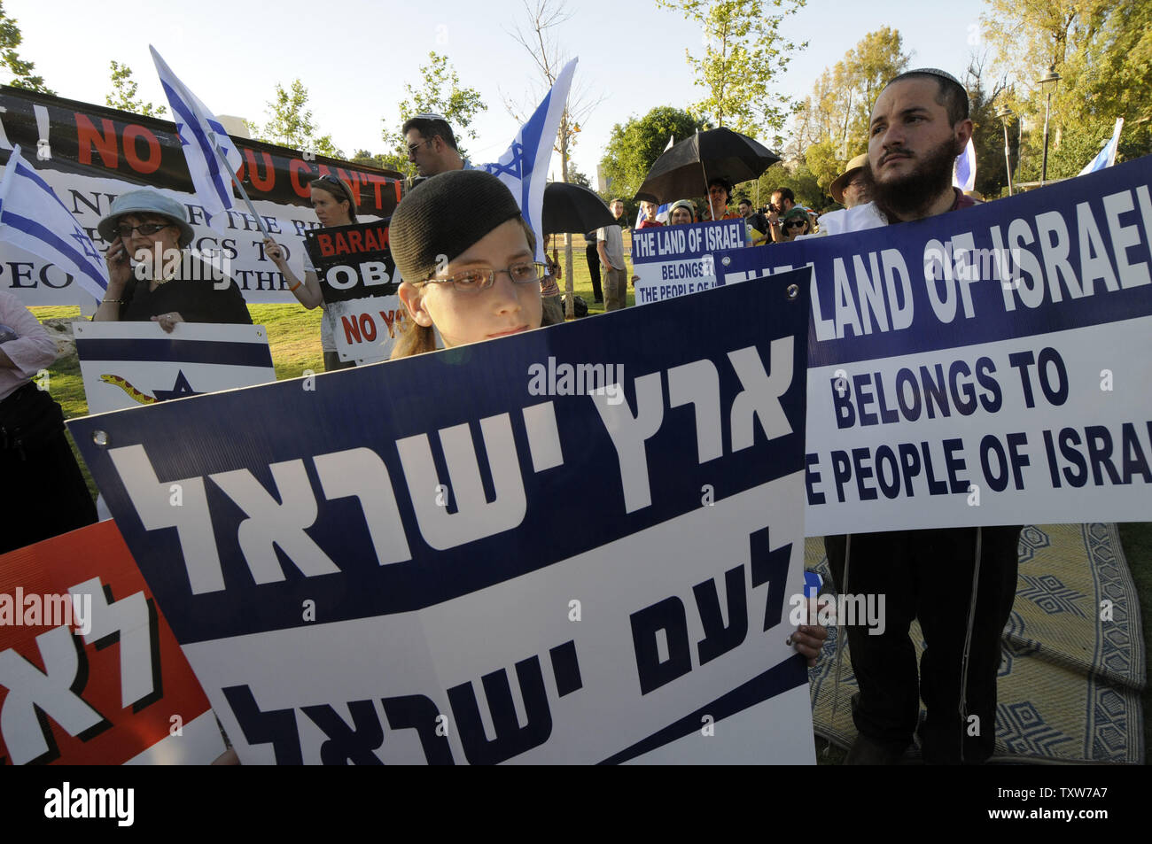 I coloni israeliani di destra e di attivisti di dimostrare al di fuori del consolato americano a Gerusalemme occidentale nei confronti degli Stati Uniti Il presidente Barack Obama la politica di insediamento di fine costruzione in Cisgiordania, 3 giugno 2009. Il Presidente Obama è impostato per erogare un discorso al mondo musulmano domani al Cairo, in Egitto. (UPI foto/Debbie Hill) Foto Stock