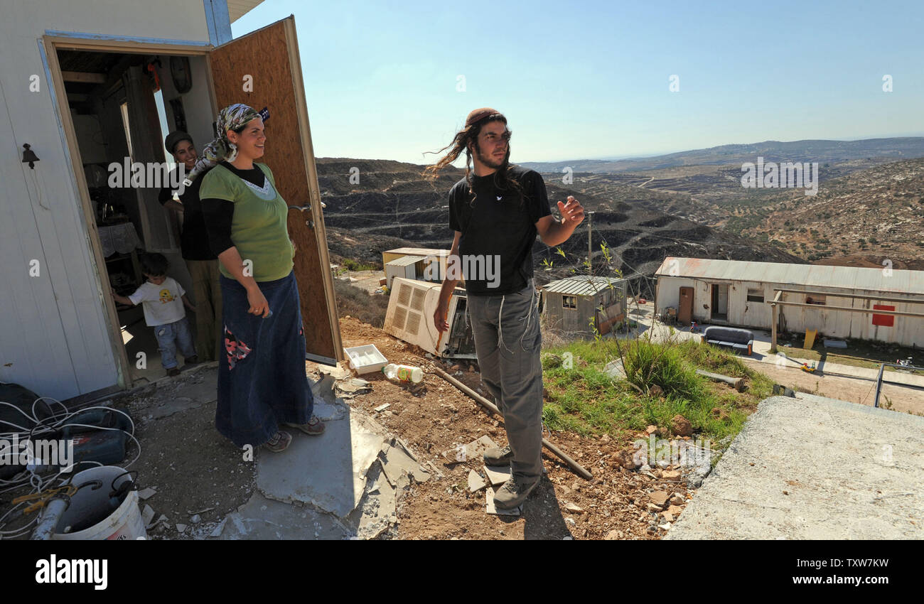 I coloni israeliani parlare in non autorizzati per insediamento israeliano avamposto Havat Gilead nella West Bank, Settembre 23, 2009. Stati Uniti Il presidente Barack Obama ha detto in un discorso all'Assemblea generale delle Nazioni Unite, oggi che gli Stati Uniti non accettano la legittimità della continuazione dell insediamento israeliano edificio. UPI/Debbie Hill Foto Stock