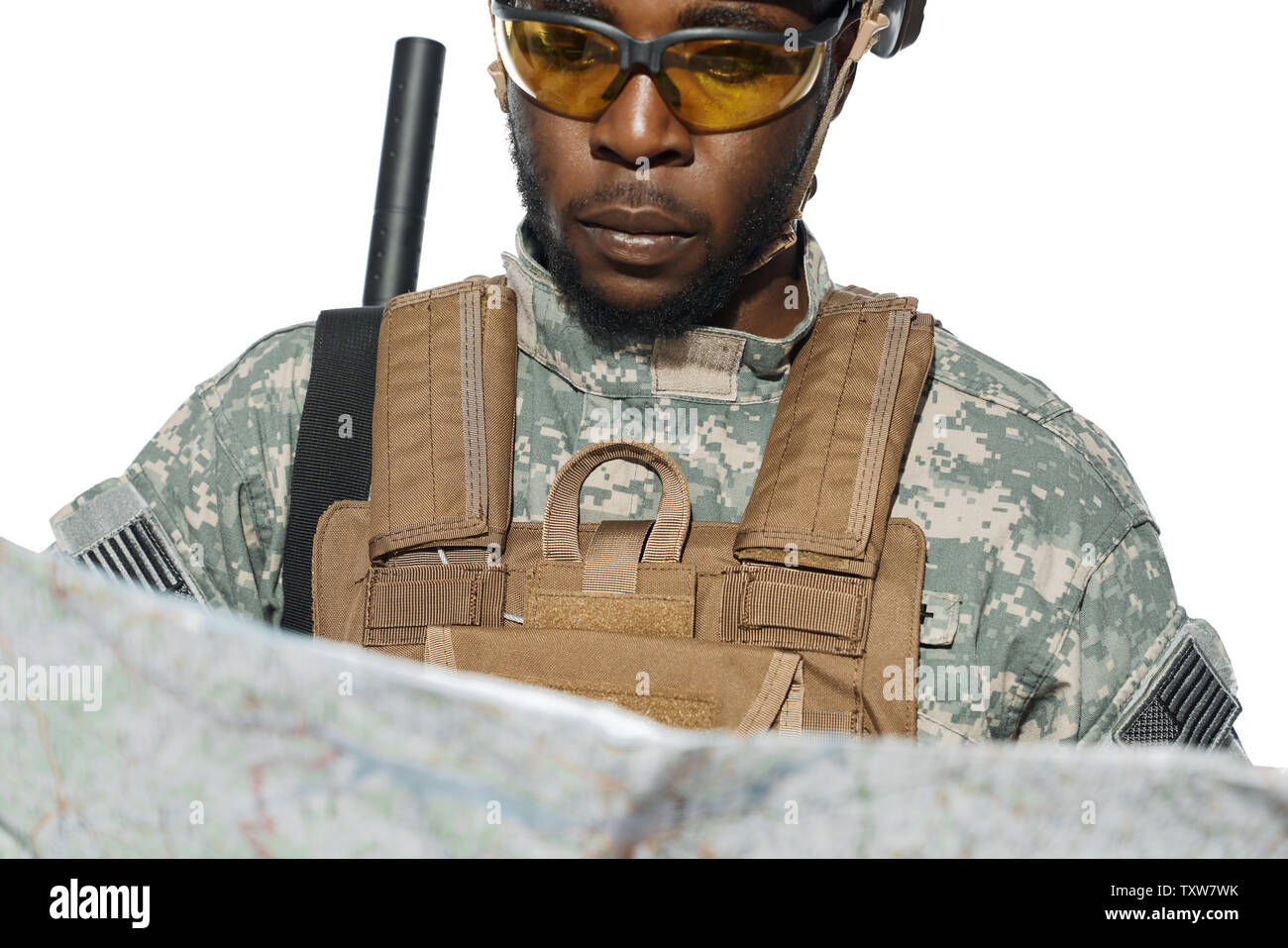 Chiusura del soldato africani indossando esercito americano uniforme guardando alla mappa. Soldato seriamente indossano uniformi e gli occhiali giallo ad esplorare nuovi territori vicino a. Foto Stock
