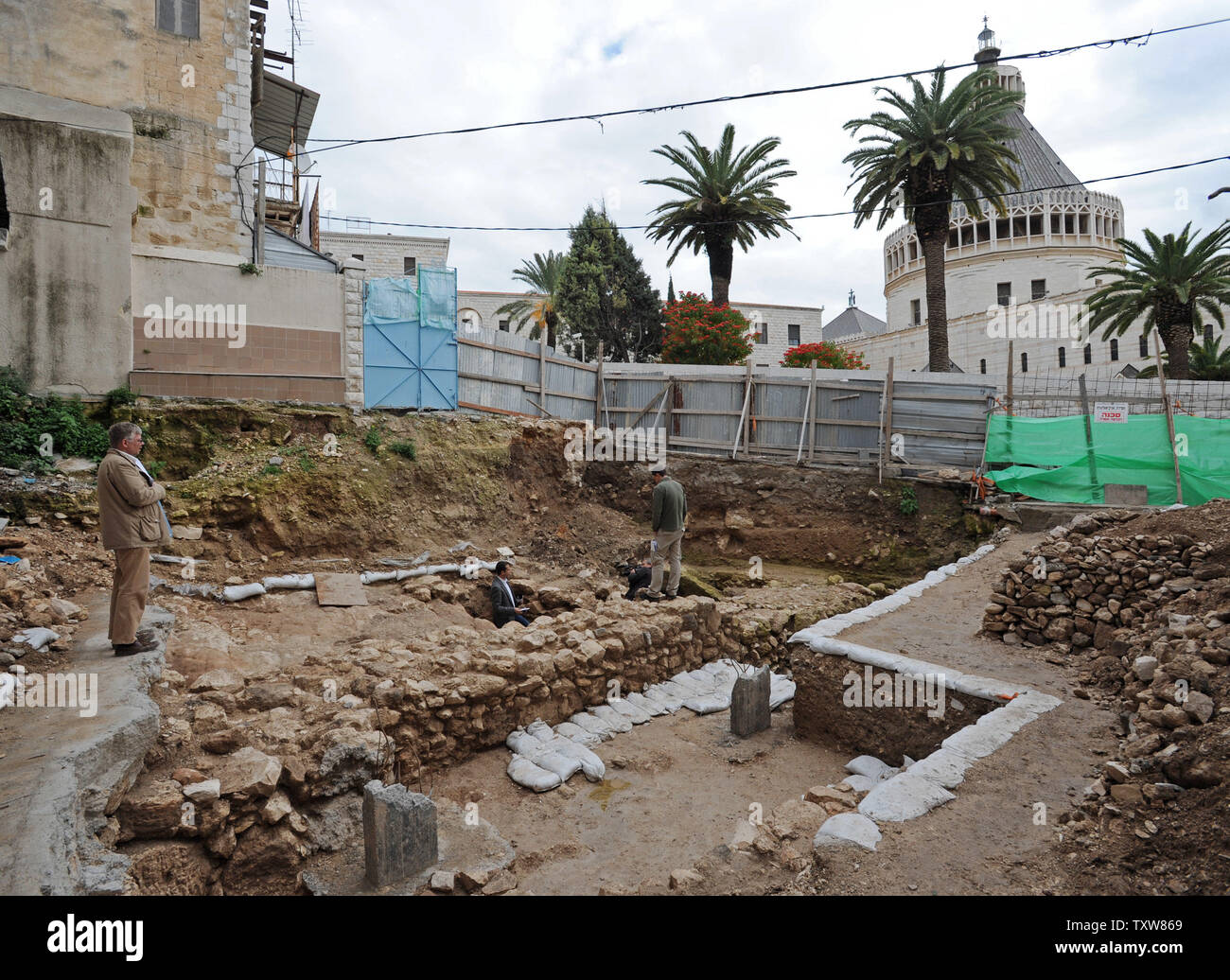 I giornalisti di visitare un sito di scavo, scoperto da archeologi israeliani, di una casa risalente ai tempi di Gesù di Nazaret, 22 dicembre 2009. Gesù era house è situato accanto alla chiesa dell'Annunciazione dove i cristiani credono l angelo Gabriele ha detto Maria ella sarebbe dare nascita al Bambino Gesù. La scoperta dell'antica casa del tempo di Gesù è il primo del suo genere in Terra Santa. UPI/Debbie Hill Foto Stock