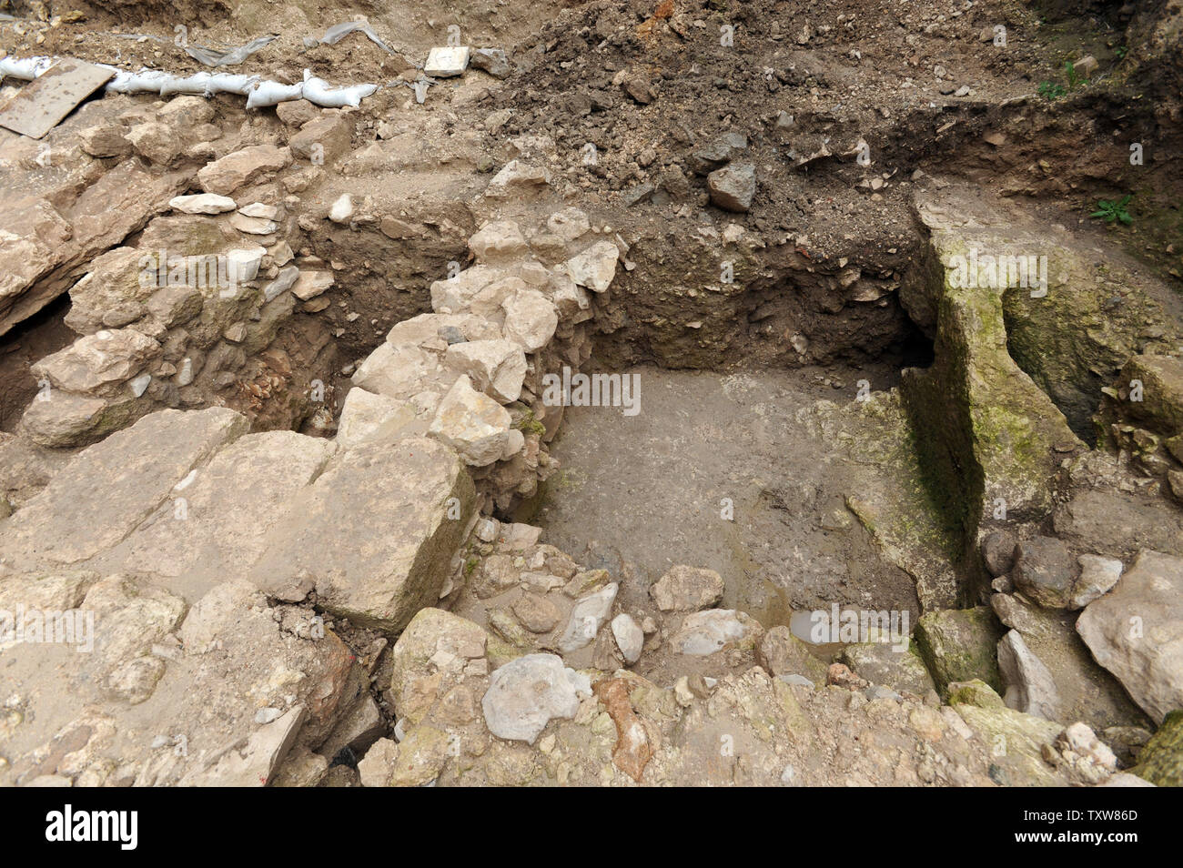 La vista delle camere scoperte da archeologi israeliani di una casa risalente ai tempi di Gesù di Nazaret, 22 dicembre 2009. Gesù era house è situato accanto alla chiesa dell'Annunciazione dove i cristiani credono l angelo Gabriele ha detto Maria ella sarebbe dare nascita al Bambino Gesù. La scoperta dell'antica casa del tempo di Gesù è il primo del suo genere in Terra Santa. UPI/Debbie Hill Foto Stock