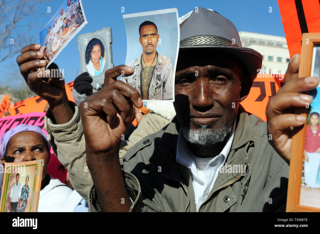 Etiope israeliani tenere le foto di parenti ancora in Etiopia a una dimostrazione al di fuori del Primo Ministro israeliano Benjamin Netanyahu dell'ufficio in Gerusalemme, 10 gennaio 2009. I manifestanti hanno chiesto al governo di fine della politica di discriminazione contro la concessione di immigrazione di ebrei etiopi. Ci sono alcuni 8.700 ebrei etiopi ancora in attesa di immigrare in Israele . UPI/Debbie Hill Foto Stock