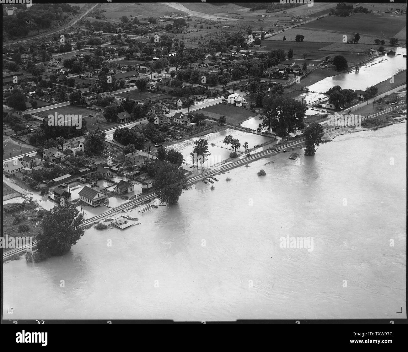 Fotografia aerea di flood, non identificato tratto di basso Mississippi.; Portata e contenuto: Riverside town; moderata inondazioni lungo il lungomare. Foto Stock