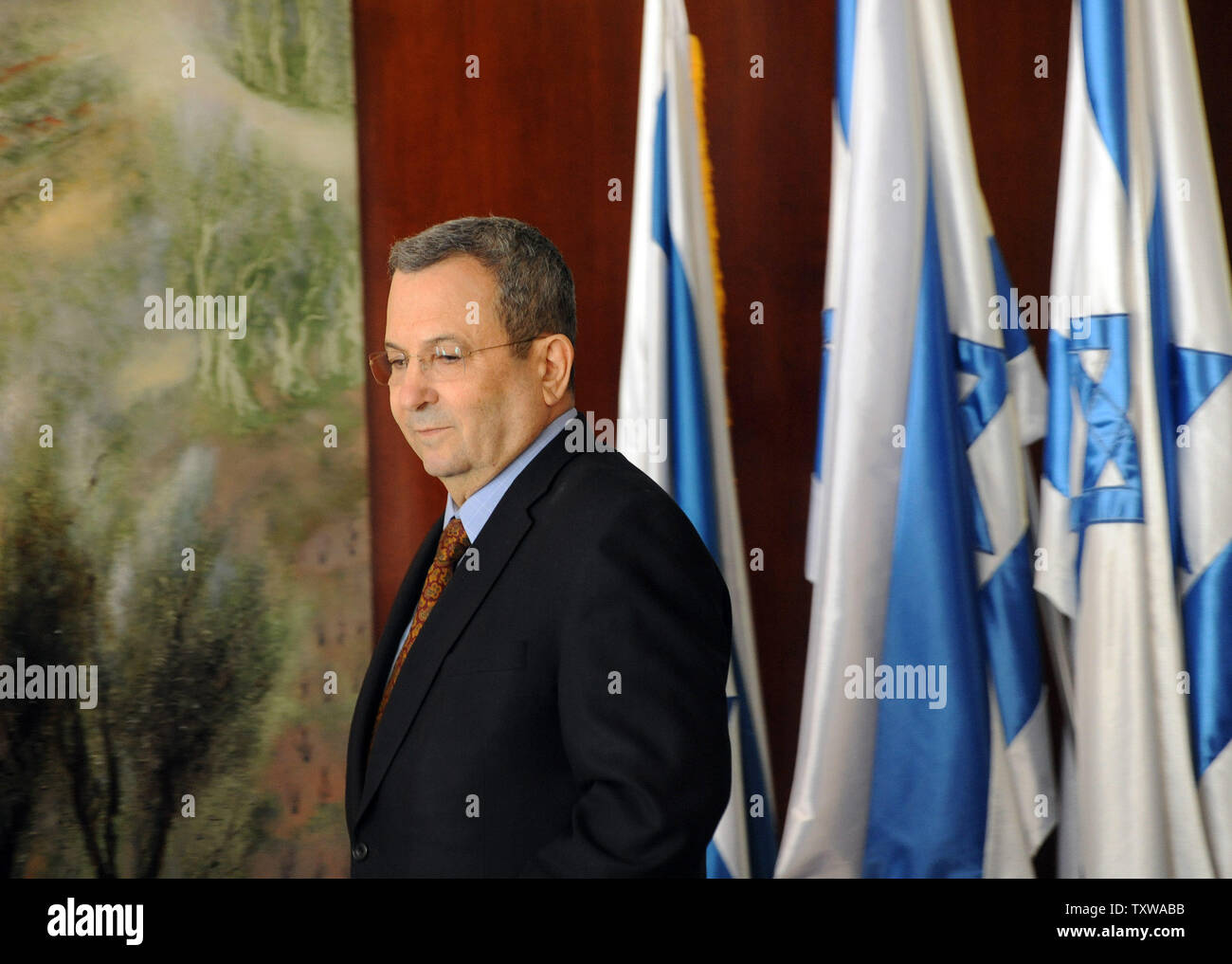 Israeliana il Ministro della Difesa Ehud Barak arriva a una conferenza stampa della Knesset, il Parlamento israeliano, a Gerusalemme, dove ha annunciato che egli è dimissioni come presidente del partito laburista, 17 gennaio 2011. Barak si sta formando una nuova fazione politica denominata Atzmaut, il significato di "indipendenza" e ha promesso che sarà centrista, sionista, e il partito democratico. L'inaspettato spostare non immediatamente minacciano il Primo ministro Benjamin Netanyahu di coalizione inflessibile. UPI/Debbie Hill Foto Stock
