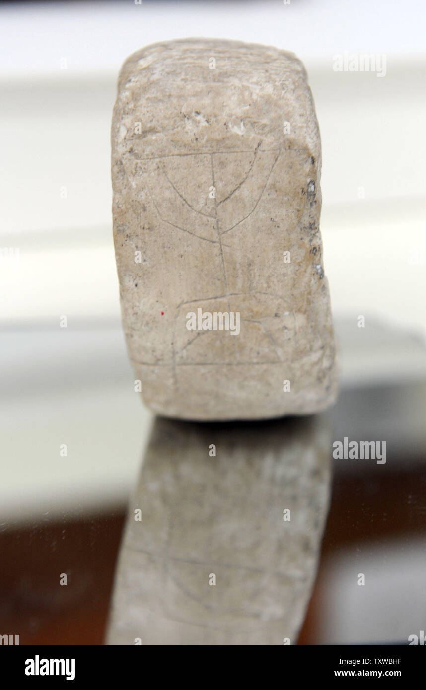 Un oggetto in pietra ornata di una rara incisione di una menorah, fu trovato nel terreno al di sotto della strada, sul lato di una galleria di scolo che conduce a Gerusalemme la città vecchia, viene visualizzato nell'antichità israeliana competente ufficio in Gerusalemme, 8 agosto 2011. Il candelabro illustrata ha solo cinque rami e si trova in prossimità del Monte del Tempio di Gerusalemme. UPI/Debbie Hill Foto Stock