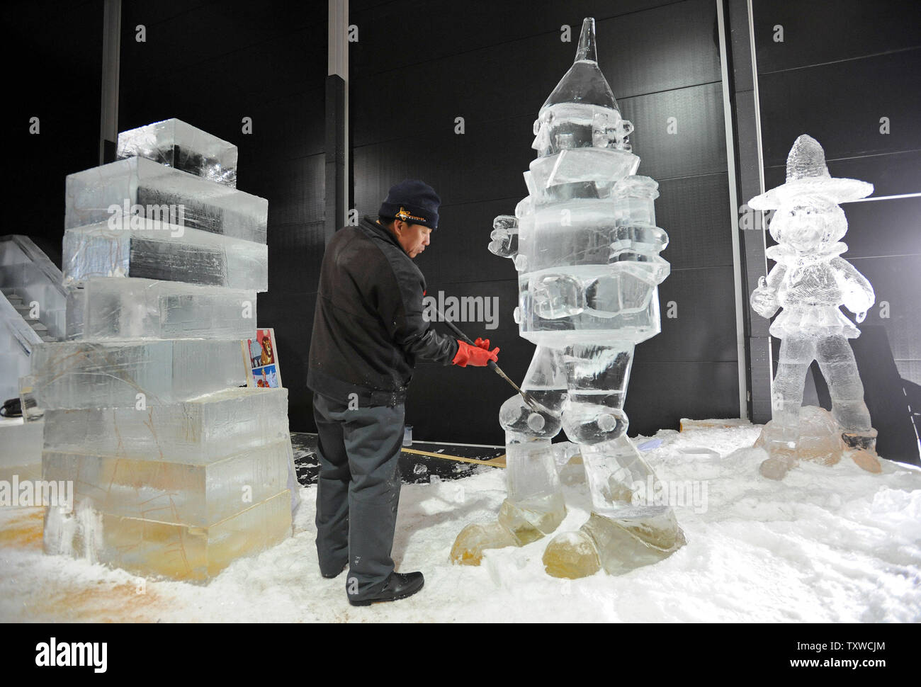 Cinese scultore di ghiaccio mento Xi funziona su una versione di ghiaccio dello stagno uomo, uno dei caratteri dalla procedura guidata di Oz in Gerusalemme, 16 febbraio 2012. Sono in corso preparativi per presentare il primo International Festival di ghiaccio in Gerusalemme. Centinaia di tonnellate di blocchi di ghiaccio vengono resi e scolpiti in una mostra il cui temi includono Gerusalemme, fiabe, e la Bibbia. Il Ghiaccio Festival si apre nel mese di marzo e corre attraverso aprile UPI/Debbie Hill Foto Stock Cinese scultore di ghiaccio mento Xi funziona su una versione di ghiaccio dello stagno uomo, uno dei caratteri dalla procedura guidata di Oz in Gerusalemme, 16 febbraio 2012. Sono in corso preparativi per presentare il primo International Festival di ghiaccio in Gerusalemme. Centinaia di tonnellate di blocchi di ghiaccio vengono resi e scolpiti in una mostra il cui temi includono Gerusalemme, fiabe, e la Bibbia. Il Ghiaccio Festival si apre nel mese di marzo e corre attraverso aprile UPI/Debbie Hill Foto Stock