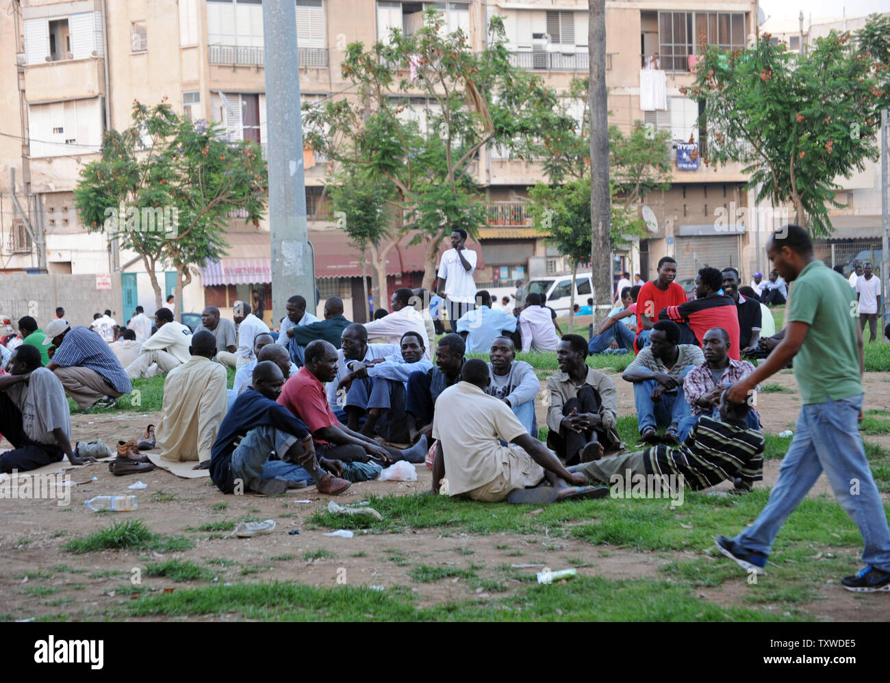 Migranti africani in sit Levinsky Park nel sud di Tel Aviv, Israele, 16 giugno 2012. Israele ha iniziato l'arresto migranti africani dopo che un tribunale di Gerusalemme ha stabilito che Israele può deportare Sud cittadini sudanesi. Israele è la costruzione di un grande centro di detenzione e la tendopoli per tenere i migranti africani e di erigere un muro lungo il confine Israeli-Egyptian per fermare gli africani di raggiungere Israele. UPI/Debbie Hill Foto Stock