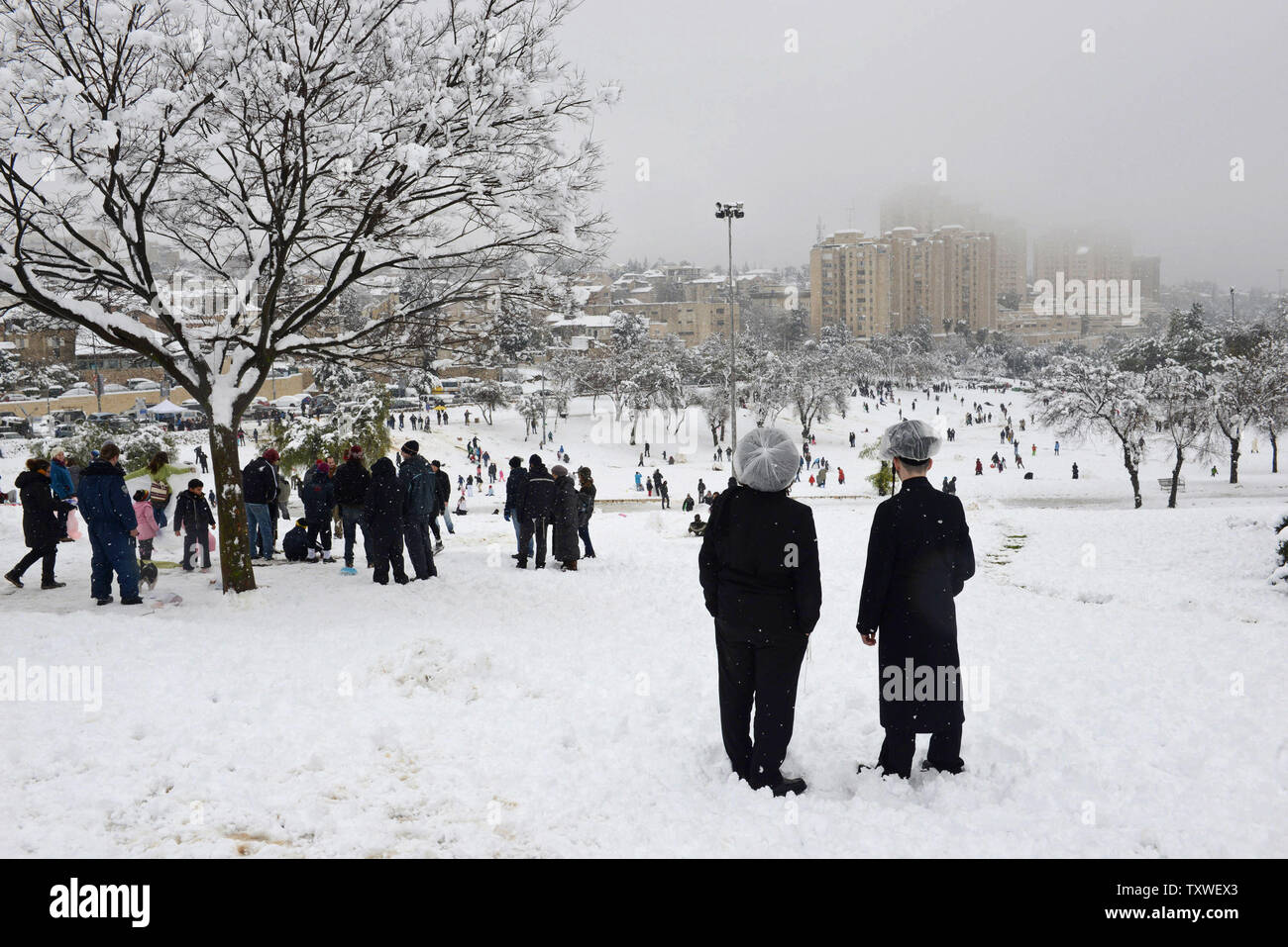 Gli israeliani di godere la neve in Sacher Park nel centro di Gerusalemme, Israele, 10 gennaio 2013. Gerusalemme si fermò e la chiusura di scuole e alle principali autostrade, come otto pollici di neve girato la città santa in bianco la più grande nevicata dal 1992. UPI/Debbie Hill. Foto Stock