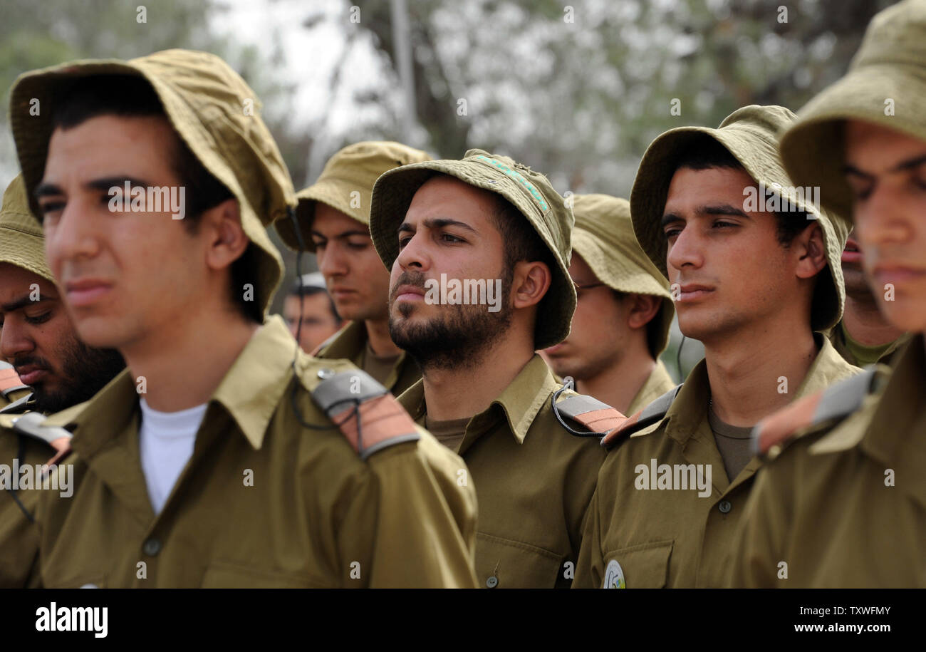 Israeliano soldati di combattimento stare in silenzio come un due minuti di sirena suona per onorare i sei milioni di ebrei che perirono sotto il regime nazista durante la Seconda Guerra Mondiale, durante un olocausto evento commemorativo sull olocausto dei martiri ed eroi' giorno del ricordo, nel martire foresta 'Scorrimento di fuoco", al di fuori di Gerusalemme, Israele, Aprile 8, 2013. UPI/Debbie Hill Foto Stock