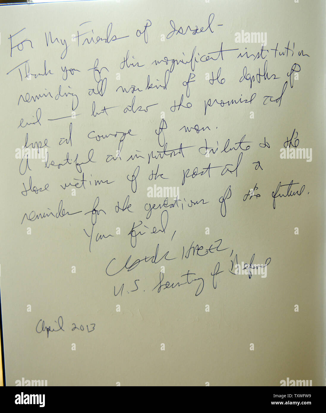 Un close-up della nota di U.S. Il Segretario della Difesa Chuck Hagel firmato nel libro degli ospiti al di fuori dei bambini al memoriale di Yad Vashem Holocaust Museum di Gerusalemme, Israele, 21 aprile 2013. UPI/Debbie Hill Foto Stock