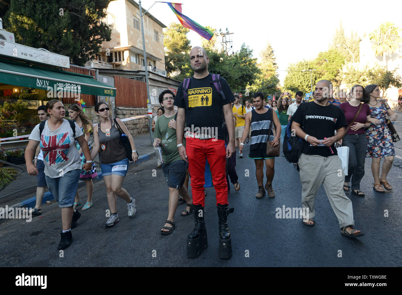 Un gay israeliano piattaforma indossa scarponi in annuale di Gay Pride Parade in Jerusalem, Israele, 1 agosto 2013. La polizia ha arrestato un uomo Ultra-Orthodox per gettare bombette puzzolenti che presso i dimostranti. UPI/Debbie Hill Foto Stock