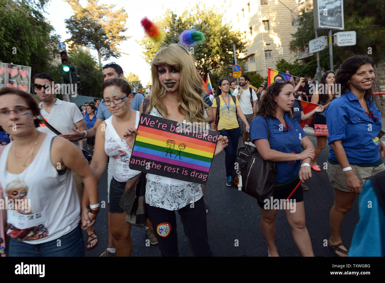 Gli israeliani marzo nell'annuale Gay Pride Parade in Jerusalem, Israele, 1 agosto 2013. La polizia ha arrestato un uomo Ultra-Orthodox per gettare bombette puzzolenti che presso i dimostranti. UPI/Debbie Hill Foto Stock