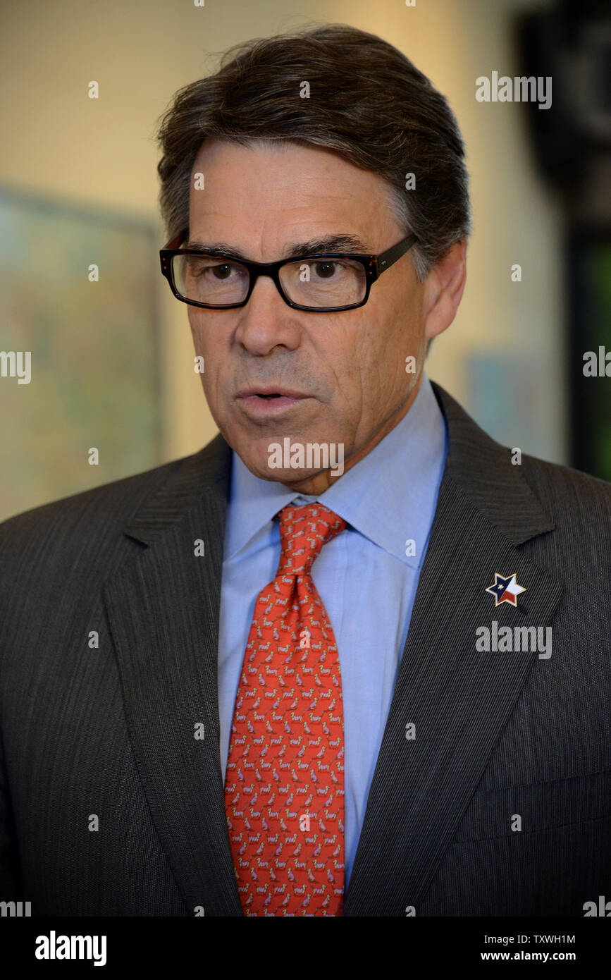 Texas Governor Rick Perry assiste una cerimonia presso la residenza del presidente israeliano Shimon Peres a Gerusalemme, Israele, ottobre 23, 2013. Il Governatore Perry e il Cancelliere John Sharp della Texas A&M University ha annunciato piani per aprire una succursale della Texas A&M University di Nazareth - Pace Campus. Sarà il primo completo Università internazionale di prima classe per aprire nello Stato di Israele. La popolazione studentesca dell'università sarà una combinazione di arabo, ebraico e studenti internazionali.UPI/Debbie Hill Foto Stock