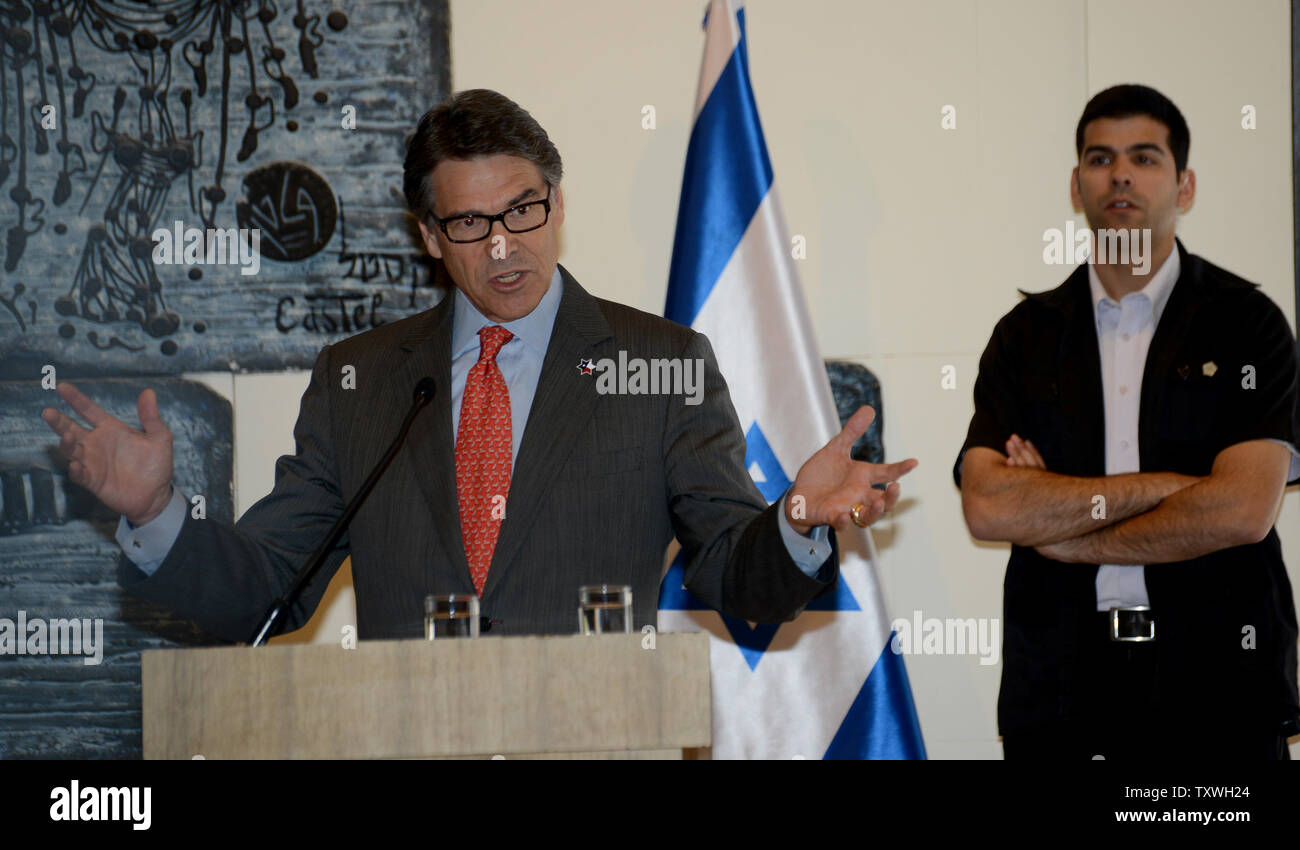 Texas Governor Rick Perry gesti come egli parla nel corso di una cerimonia nella residenza del presidente israeliano Shimon Peres a Gerusalemme, Israele, ottobre 23, 2013. Il Governatore Perry e il Cancelliere John Sharp della Texas A&M University ha annunciato piani per aprire una succursale della Texas A&M University di Nazareth - Pace Campus. Sarà il primo completo Università internazionale di prima classe per aprire nello Stato di Israele. La popolazione studentesca dell'università sarà una combinazione di arabo, ebraico e studenti internazionali.UPI/Debbie Hill Foto Stock