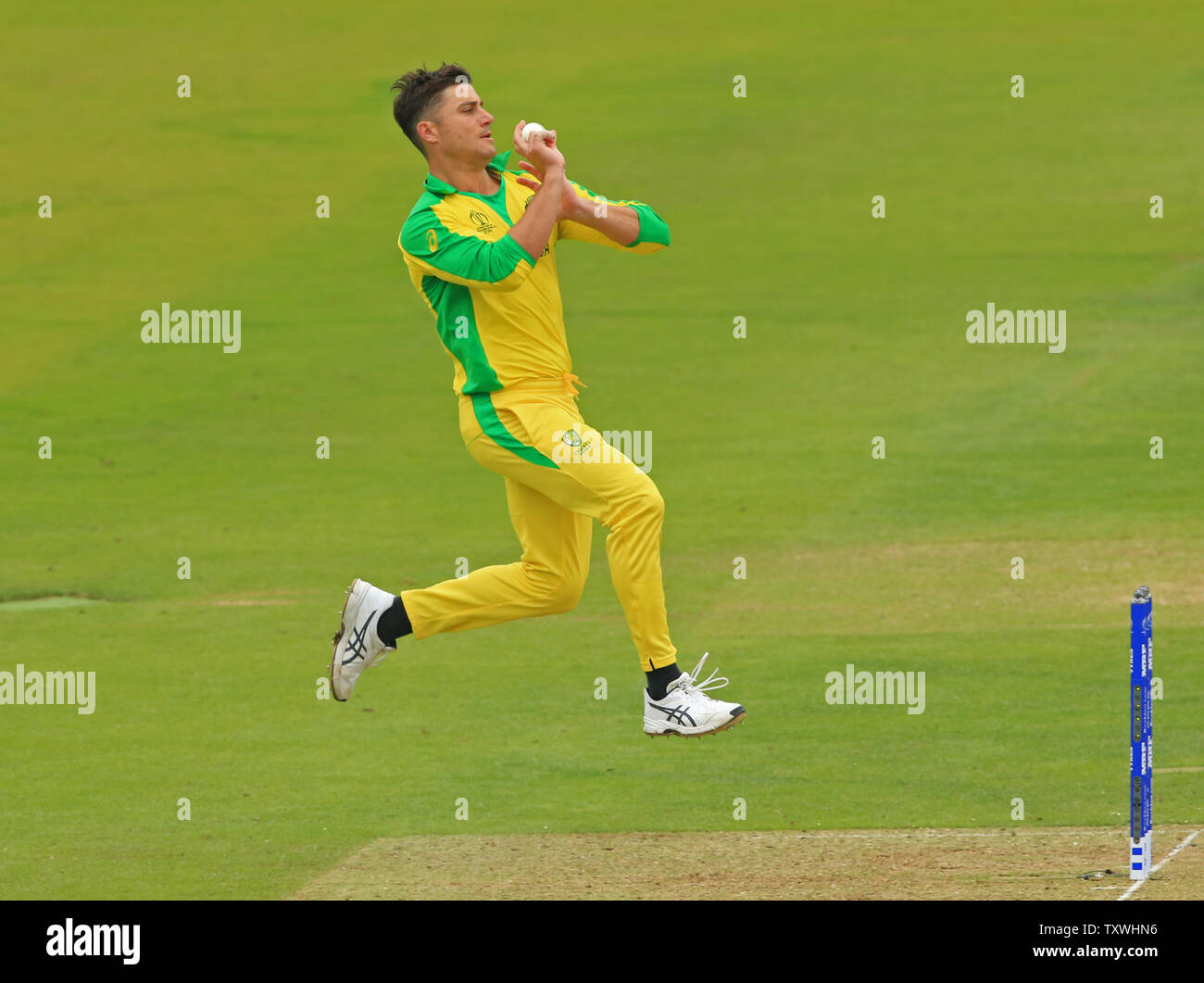 Londra, Regno Unito. Il 25 giugno 2019. Marcus Stoinis dell Australia bowling durante l'Inghilterra v Australia, ICC Cricket World Cup Match, al Lords, Londra, Inghilterra. Credito: Lo sport europeo Agenzia fotografica/Alamy Live News Foto Stock