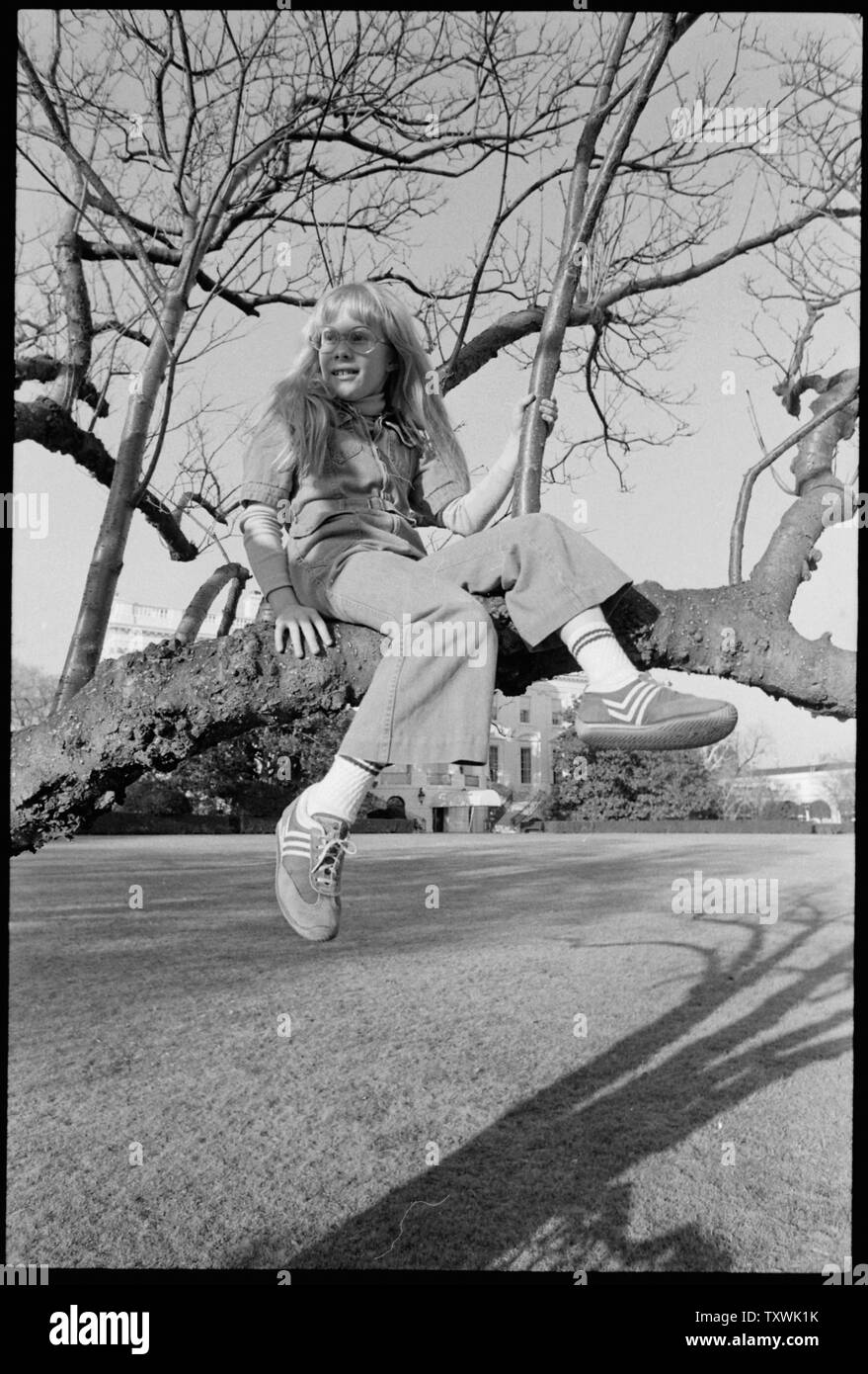 Amy Carter seduta in una struttura ad albero sulla Casa Bianca motivi Foto Stock