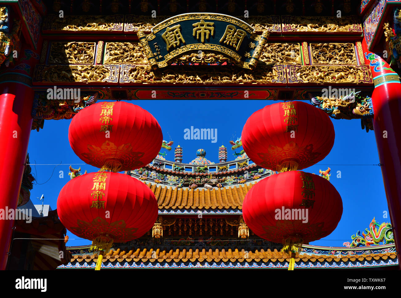 Tradizionale lanterne rosse all'entrata di Kwan Tai tempio situato nel centro di Yokohama Chinatown Foto Stock