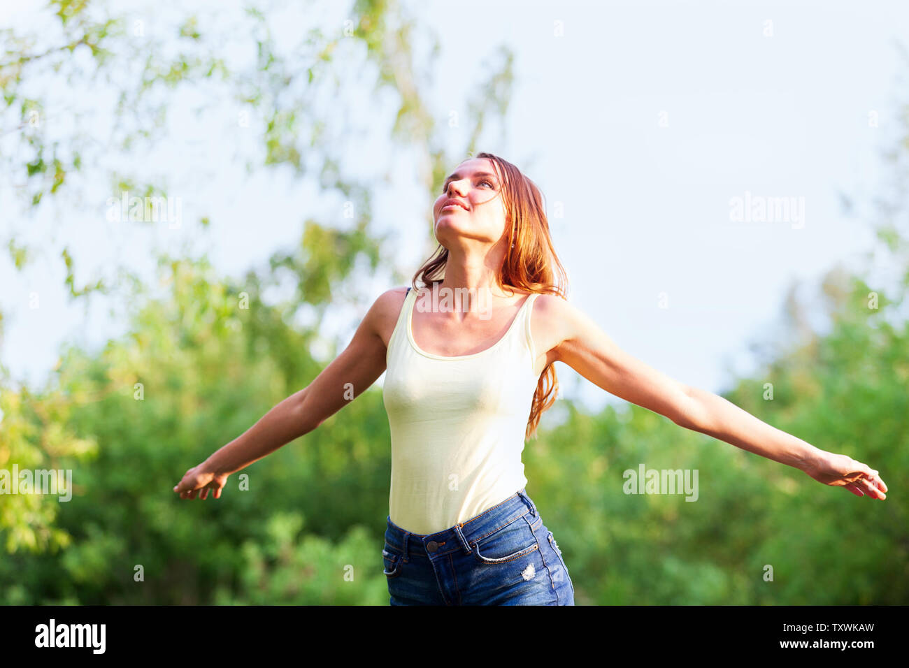 Pretty girl chiaro di respirazione e di aria fresca in estate park Foto Stock
