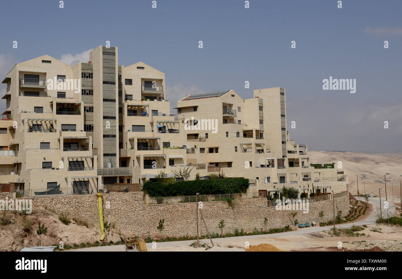 Una panoramica del nuovo alloggiamento ebraica in Ma'ale Adumim insediamento nella West Bank, Settembre 28, 2014. Il presidente palestinese Mahmoud Abbas ha accusato Israele di provocare la pace americana iniziativa di fallire continuando la costruzione di insediamenti durante i negoziati nel suo discorso all'ONU Assemblea generale il venerdì. UPI/Debbie Hill Foto Stock