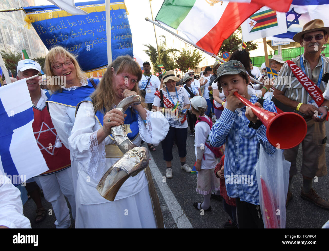 Un cristiano evangelico dalla Finlandia e un ragazzo israeliano blow shofars in Gerusalemme annuale parata del Sukkot, la Festa dei Tabernacoli a Gerusalemme, Israele, Ottobre 1, 2015. Più di 4 mila cristiani internazionali riuniti a Gerusalemme per mostrare il loro sostegno per Israele e per lo stato ebraico in una settimana lungo evento organizzato dalla International Christian Embassy in Gerusalemme. Foto di Debbie Hill/ UPI Foto Stock