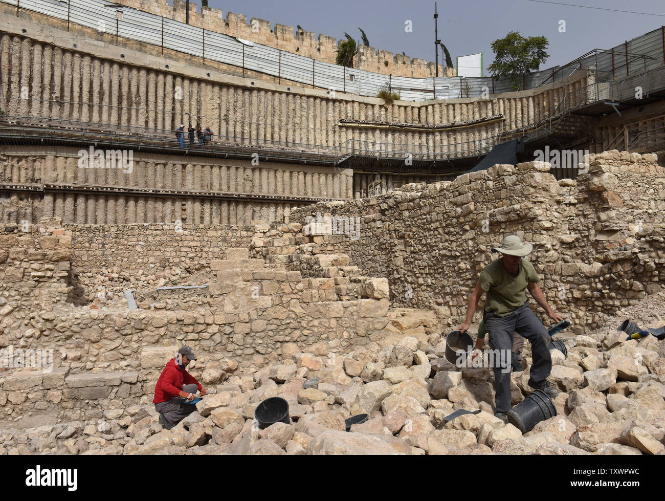 Archeologia Gli studenti lavorano a un'area di scavo nella città di Davide parco archeologico al di fuori della Città Vecchia di Gerusalemme, vicino a Gerusalemme Est quartiere di Silwan, 3 novembre 2015. Secondo le autorità di Antichità Israele, dopo anni di scavi sotto la Givati parcheggio, i resti di una fortezza la Acra, utilizzato dai Greci più di duemila anni fa per il controllo del Monte del Tempio durante il regno del re Antioco Epiphanes (c. 215-164 BCE) sono stati scoperti presso il sito di scavo. Reperti archeologici di fionda, punte di frecce e ballistas pietre sono state recuperate e Foto Stock