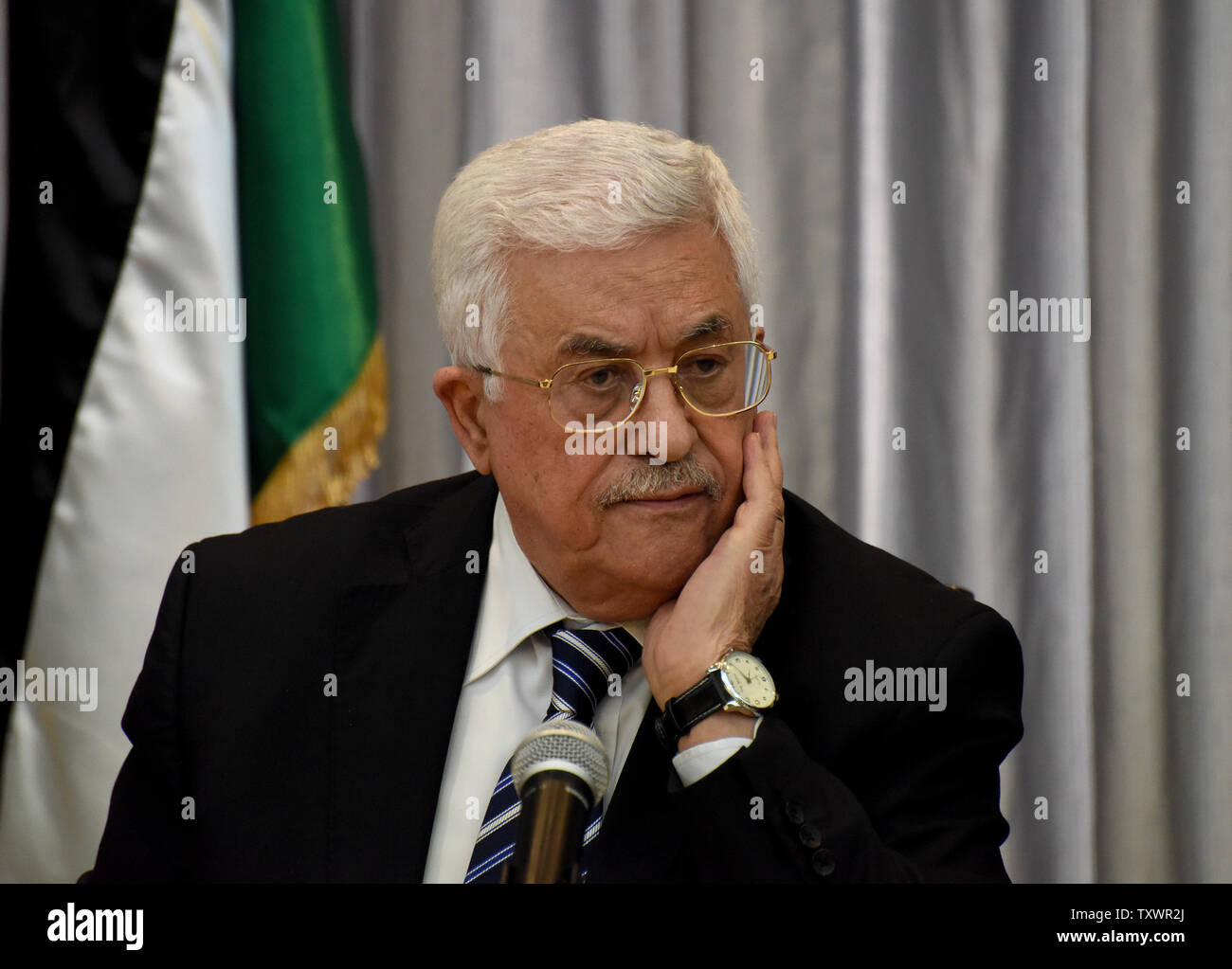 Il presidente palestinese Mahmoud Abbas offre un discorso in Muquata, il composto presidenziale, a Betlemme, West Bank, 6 gennaio 2016. Abbas ha fatto la sua prima apparizione pubblica in quanto le indiscrezioni circolate la scorsa settimana che il 80 anno vecchio si era affrettato ad un ospedale con gravi problemi di cuore. Abbas ha negato la crisi della leadership palestinese e respinto in Israele la preoccupazione che il suo self-regola governo potrebbe collassare. Egli ha invitato il comitato internazionale o conferenza di convocare per risolvere il conflitto israelo-palestinese. Foto di Debbie Hill/ UPI Foto Stock