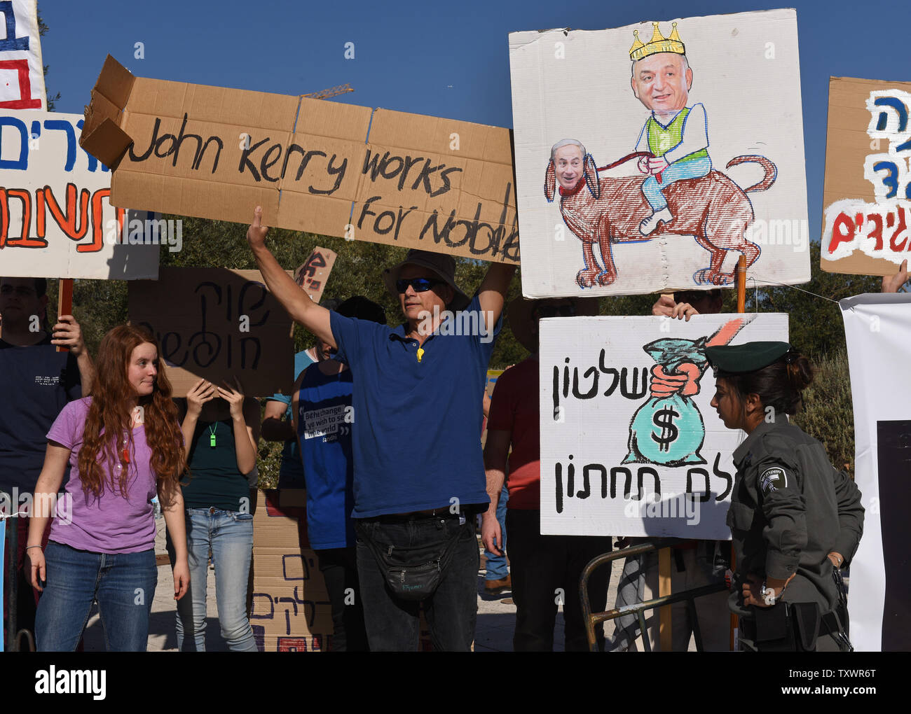 Un manifestante israeliano tiene una lettura del segno "John Kerry lavora per nobile dell' energia durante una manifestazione di protesta contro un gas naturale trattativa, che include la nostra ferma nobile, di energia al di fuori della Corte suprema in Gerusalemme, Israele, 14 febbraio 2016. Il Primo Ministro israeliano Benjamin Netanyahu ha fatto un aspetto senza precedenti nella Corte suprema per difendere il suo gas naturale politica dopo cinque petizioni sono state depositate contro di esso da parti che dice che lui ha usato il suo potere per bypassare l'autorità antitrust degli addebiti per soddisfare i suoi alleati economico e favorire la società. Foto di Debbie Hill/ UPI Foto Stock