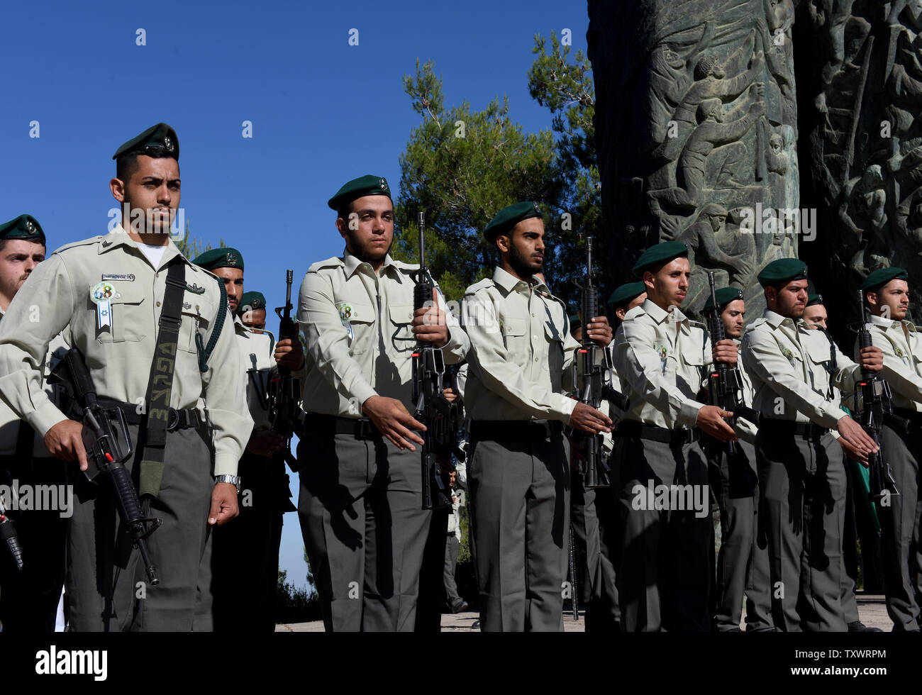 Un israeliano della polizia di frontiera la guardia d'onore partecipa a un olocausto dei martiri ed eroi' Giorno del Ricordo alla cerimonia di inaugurazione di un Martire foresta vicino Moshav Kesalon, Israele, 5 maggio 2016. Sirene suonavano in tutto il paese il giovedì mattina, portare la vita a un arresto come gli israeliani hanno osservato un minuto di silenzio per onorare la memoria dei sei milioni di ebrei uccisi dai nazisti durante la Seconda Guerra Mondiale. Foto di Debbie Hill/UPI Foto Stock