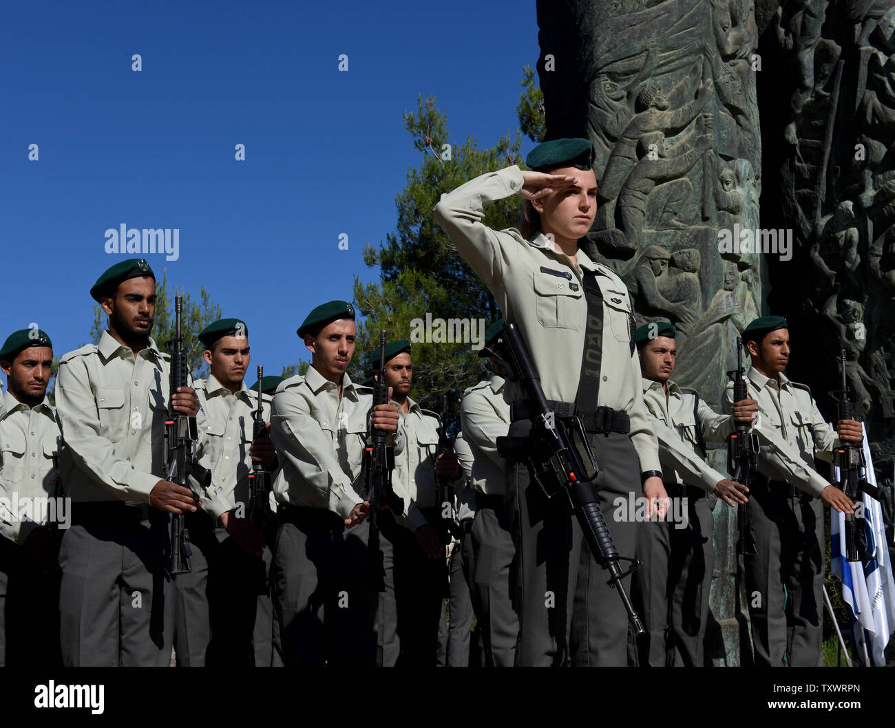 Un israeliano della polizia di frontiera la guardia d'onore partecipa a un olocausto dei martiri ed eroi' Giorno del Ricordo alla cerimonia di inaugurazione di un Martire foresta vicino Moshav Kesalon, Israele, 5 maggio 2016. Sirene suonavano in tutto il paese il giovedì mattina, portare la vita a un arresto come gli israeliani hanno osservato un minuto di silenzio per onorare la memoria dei sei milioni di ebrei uccisi dai nazisti durante la Seconda Guerra Mondiale. Foto di Debbie Hill/UPI Foto Stock