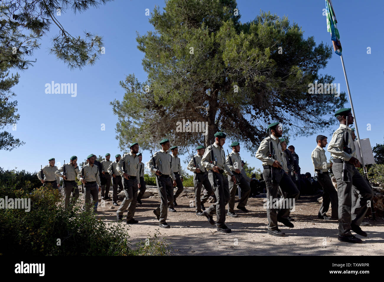 Un israeliano della polizia di frontiera la guardia d'onore partecipa a un olocausto dei martiri ed eroi' Giorno del Ricordo alla cerimonia di inaugurazione di un Martire foresta vicino Moshav Kesalon, Israele, 5 maggio 2016. Sirene suonavano in tutto il paese il giovedì mattina, portare la vita a un arresto come gli israeliani hanno osservato un minuto di silenzio per onorare la memoria dei sei milioni di ebrei uccisi dai nazisti durante la Seconda Guerra Mondiale. Foto di Debbie Hill/UPI Foto Stock