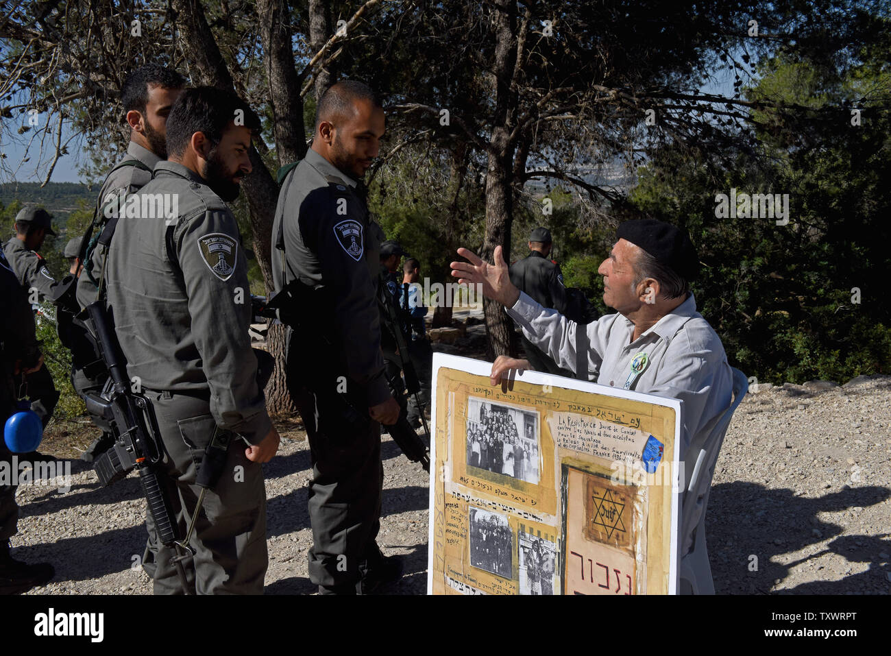 Superstite dell' Olocausto Eliezer Lev Sion condivide la sua testimonianza personale agli israeliani di polizia di frontiera prima di un olocausto dei martiri ed eroi' Giorno del Ricordo alla cerimonia di inaugurazione di un Martire foresta vicino Moshav Kesalon, Israele, 5 maggio 2016. Sirene suonavano in tutto il paese il giovedì mattina, portare la vita a un arresto come gli israeliani hanno osservato un minuto di silenzio per onorare la memoria dei sei milioni di ebrei uccisi dai nazisti durante la Seconda Guerra Mondiale. Foto di Debbie Hill/UPI Foto Stock