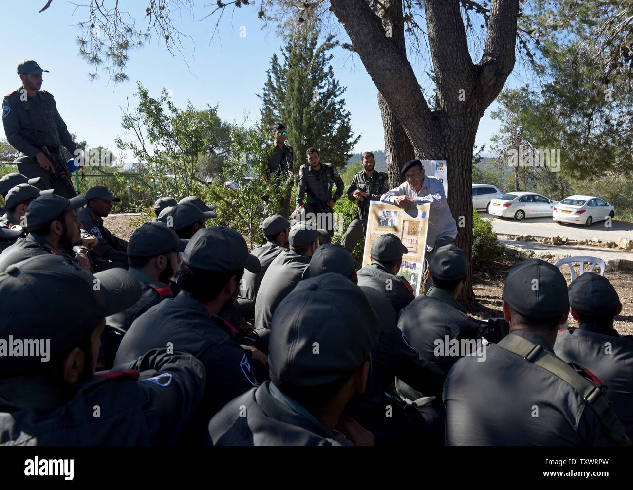 Superstite dell' Olocausto Eliezer Lev Sion condivide la sua testimonianza personale agli israeliani di polizia di frontiera prima di un olocausto dei martiri ed eroi' Giorno del Ricordo alla cerimonia di inaugurazione di un Martire foresta vicino Moshav Kesalon, Israele, 5 maggio 2016. Sirene suonavano in tutto il paese il giovedì mattina, portare la vita a un arresto come gli israeliani hanno osservato un minuto di silenzio per onorare la memoria dei sei milioni di ebrei uccisi dai nazisti durante la Seconda Guerra Mondiale. Foto di Debbie Hill/UPI Foto Stock
