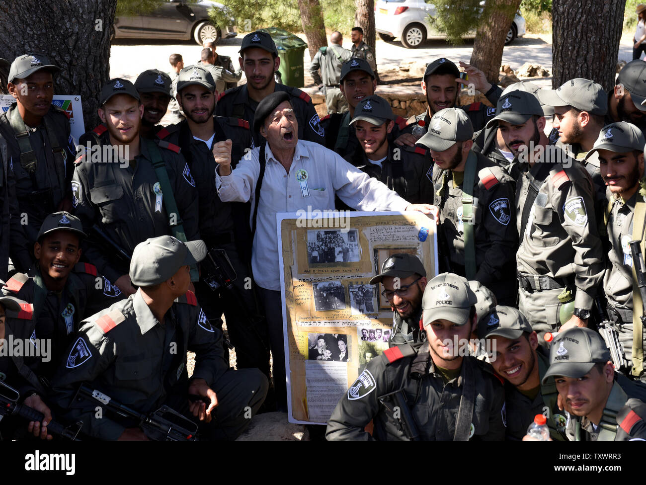 Superstite dell' Olocausto Eliezer Lev Sion stand con israeliano di polizia di frontiera dopo la condivisione della sua testimonianza personale sull'Olocausto dei martiri ed eroi' Giorno del Ricordo alla cerimonia di inaugurazione di un Martire foresta vicino Moshav Kesalon, Israele, 5 maggio 2016. Sirene suonavano in tutto il paese il giovedì mattina, portare la vita a un arresto come gli israeliani hanno osservato un minuto di silenzio per onorare la memoria dei sei milioni di ebrei uccisi dai nazisti durante la Seconda Guerra Mondiale. Foto di Debbie Hill/UPI Foto Stock