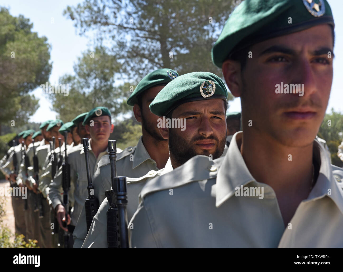 Un israeliano della polizia di frontiera la guardia d'onore partecipa a un olocausto dei martiri ed eroi' Giorno del Ricordo alla cerimonia di inaugurazione di un Martire foresta vicino Moshav Kesalon, Israele, 5 maggio 2016. Sirene suonavano in tutto il paese il giovedì mattina, portare la vita a un arresto come gli israeliani hanno osservato un minuto di silenzio per onorare la memoria dei sei milioni di ebrei uccisi dai nazisti durante la Seconda Guerra Mondiale. Foto di Debbie Hill/UPI Foto Stock