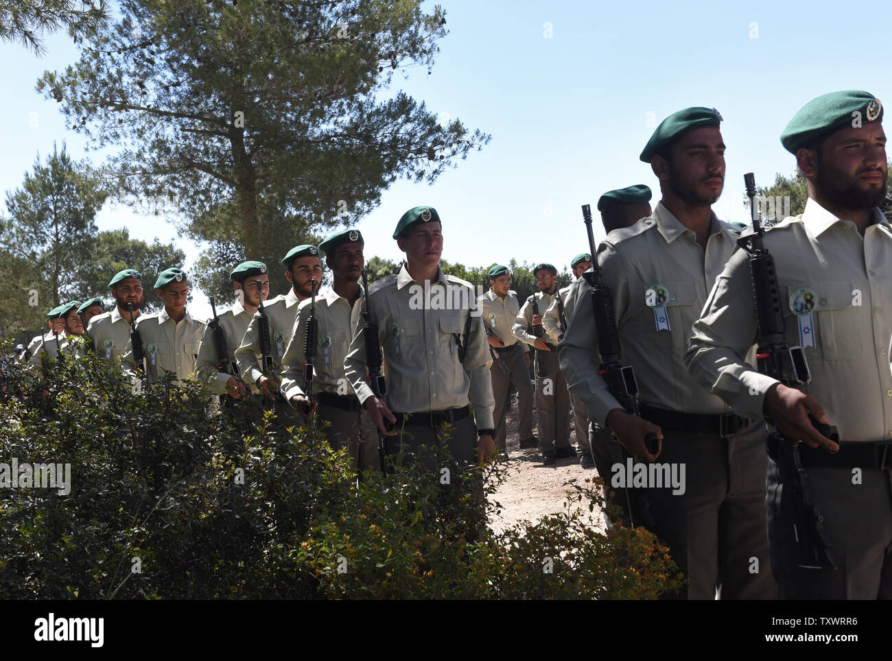 Un israeliano della polizia di frontiera la guardia d'onore partecipa a un olocausto dei martiri ed eroi' Giorno del Ricordo alla cerimonia di inaugurazione di un Martire foresta vicino Moshav Kesalon, Israele, 5 maggio 2016. Sirene suonavano in tutto il paese il giovedì mattina, portare la vita a un arresto come gli israeliani hanno osservato un minuto di silenzio per onorare la memoria dei sei milioni di ebrei uccisi dai nazisti durante la Seconda Guerra Mondiale. Foto di Debbie Hill/UPI Foto Stock