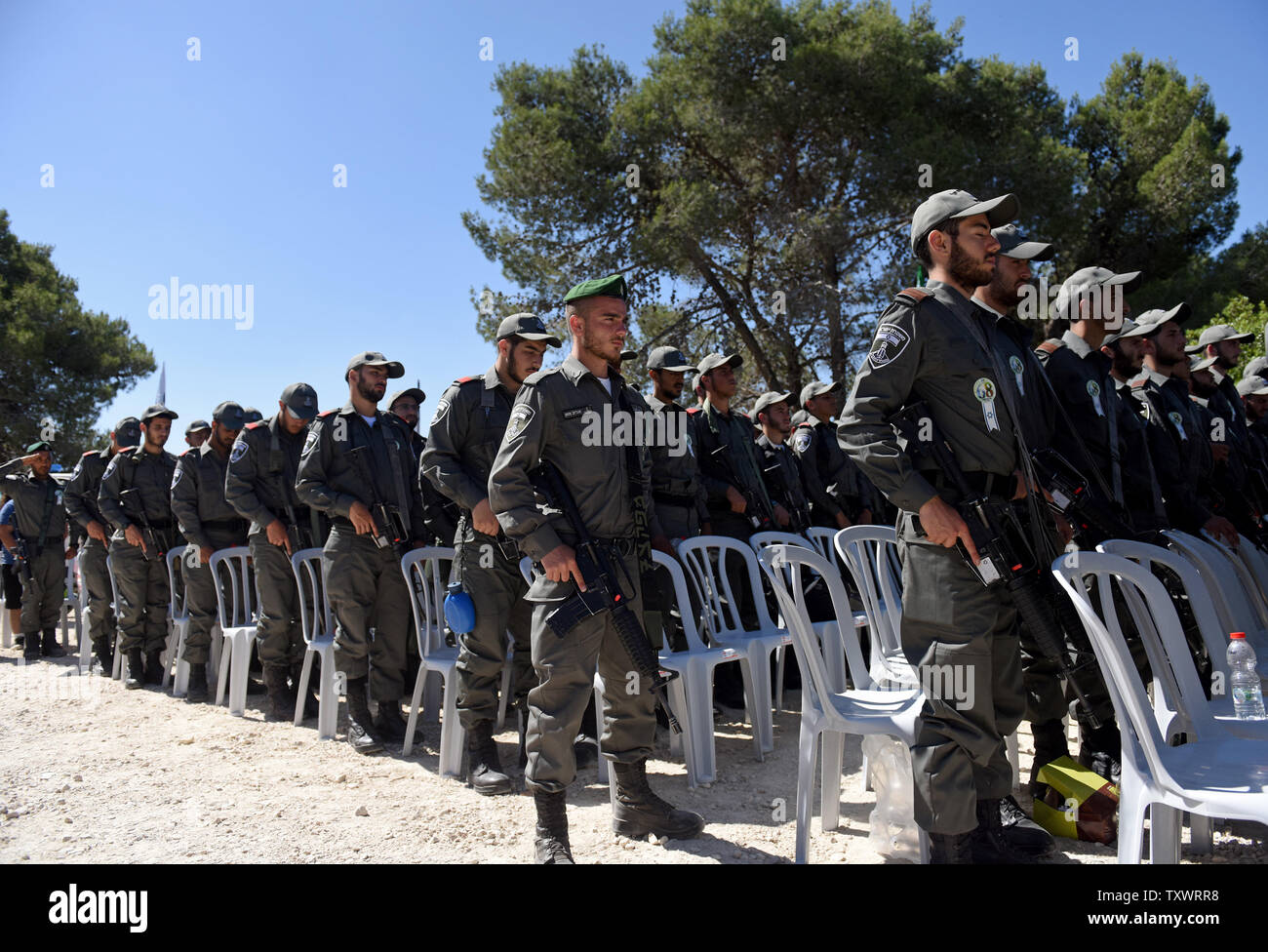 Frontiera israeliana di prua di polizia le loro teste durante un momento di silenzio in un olocausto dei martiri ed eroi' Giorno del Ricordo alla cerimonia di inaugurazione di un Martire foresta vicino Moshav Kesalon, Israele, 5 maggio 2016. Sirene suonavano in tutto il paese il giovedì mattina, portare la vita a un arresto come gli israeliani hanno osservato un minuto di silenzio per onorare la memoria dei sei milioni di ebrei uccisi dai nazisti durante la Seconda Guerra Mondiale. Foto di Debbie Hill/UPI Foto Stock