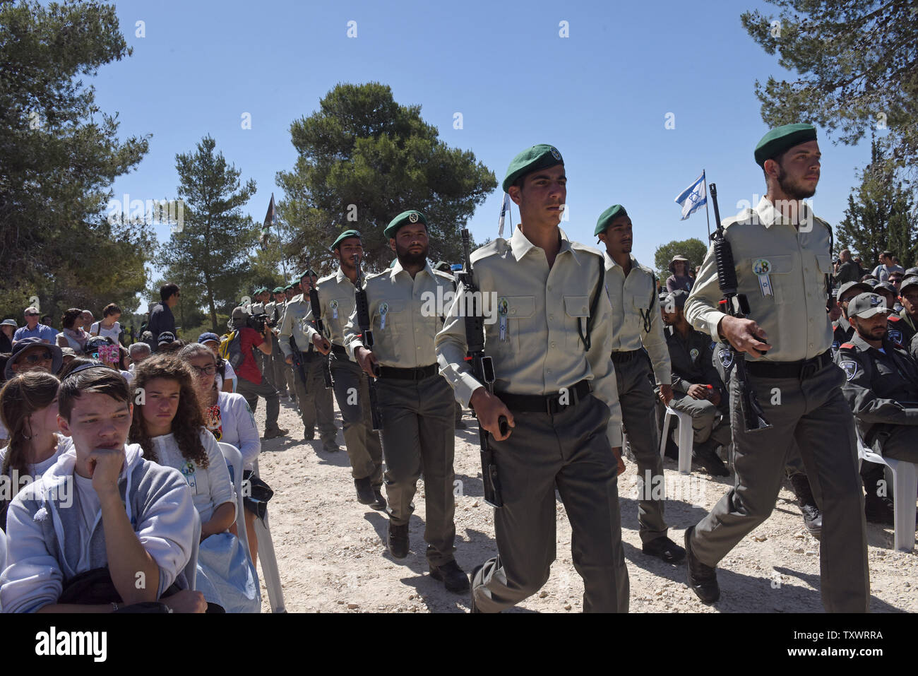 Un israeliano della polizia di frontiera la guardia d'onore marche durante in un olocausto dei martiri ed eroi' Giorno del Ricordo alla cerimonia di inaugurazione di un Martire foresta vicino Moshav Kesalon, Israele, 5 maggio 2016. Sirene suonavano in tutto il paese il giovedì mattina, portare la vita a un arresto come gli israeliani hanno osservato un minuto di silenzio per onorare la memoria dei sei milioni di ebrei uccisi dai nazisti durante la Seconda Guerra Mondiale. Foto di Debbie Hill/UPI Foto Stock