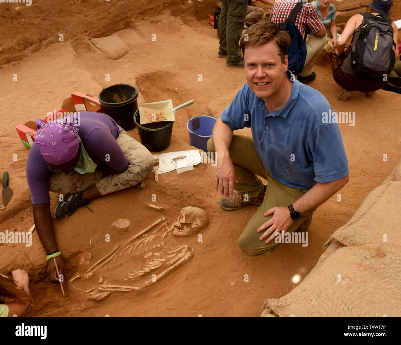 Daniel Master, docente di archeologia presso Wheaton College, si inginocchia negli scavi della rivoluzionaria scoperta la ha diretto del primo cimitero Filisteo trovata nel porto della città di Ashkelon, Israele, 28 giugno 2016. I Filistei erano noti come la archenemy dell antico Israele dalla Bibbia ebraica.La scoperta è il risultato di oltre trenta anni di scavi alla vista che sono stati effettuati mediante il prelievo di Leon spedizione in Ashkelon. Conclusioni dal cimitero, datata al XI - VIII secolo a.e.v., possono supportare la rivendicazione registrati nella Bibbia che i Filistei erano migranti Foto Stock