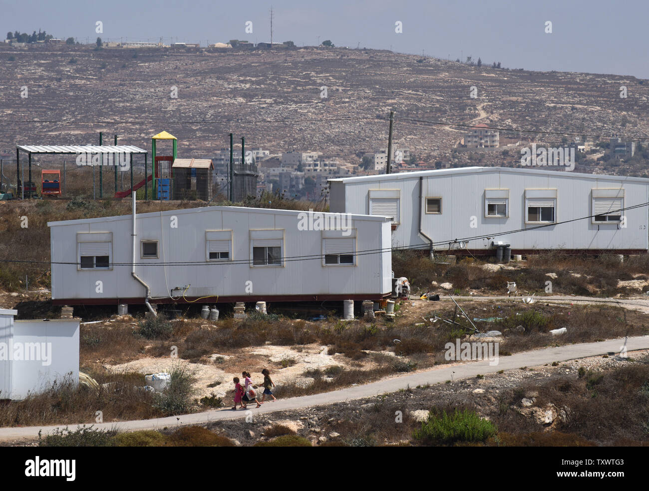 Case stand in ebraico non autorizzati Amona Outpost, ad est della città Palestinese Ramallah, West Bank, Agosto 15, 2016. La Corte suprema israeliana ha ordinato al governo di abbattere l'avamposto entro la fine del 2016, mentre il governo è impostato per spostare il traffico illegale di Cisgiordania avamposto adiacente al territorio palestinese "abbandonato" nel 1967. Israele ha ricevuto critiche da America chi visualizza il piano per spostare l'avamposto di Cisgiordania terre palestinesi come deviante dal Primo Ministro israeliano Benjamin Netanyahu l impegno di U.S. Il presidente Barack Obama che Israele non sarebbe opportuno Palestina Foto Stock