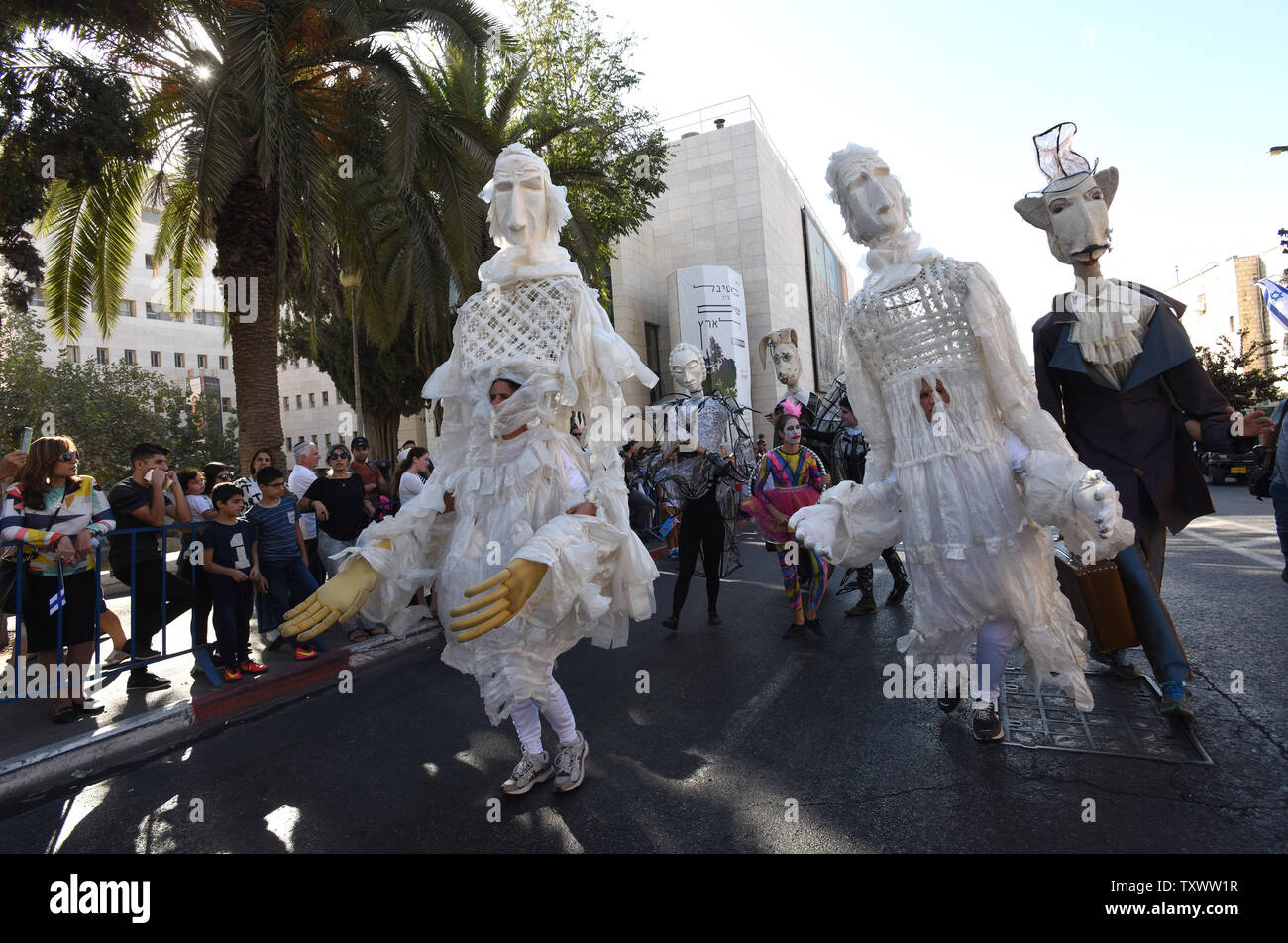 I cristiani evangelici indossare costumi in annuale parata a Gerusalemme durante la festa ebraica di Sukkot, la Festa dei Tabernacoli a Gerusalemme, Israele, 20 ottobre 2016. Migliaia di cristiani provenienti da tutto il mondo hanno marciato con soldati israeliani e dei lavoratori per manifestare la loro solidarietà e amore per Israele. Foto di Debbie Hill/UPI Foto Stock