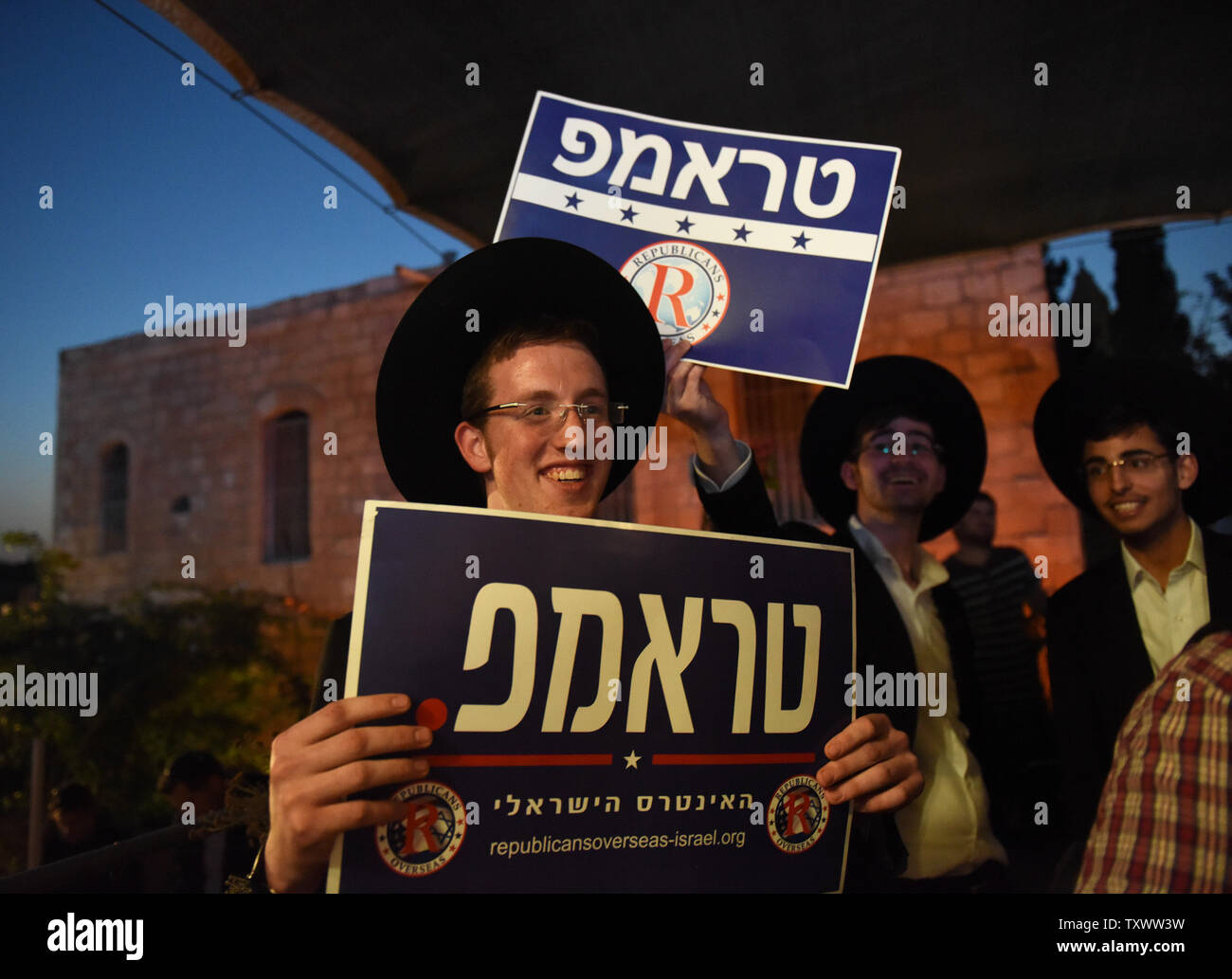 Ultra-Orthodox gli ebrei hanno segni in ebraico "lettura Trump" a sostegno del candidato presidenziale repubblicano Donald Trump durante una Trump Pro-Jerusalem rally che si affaccia sulla città vecchia di Gerusalemme, Israele, 26 ottobre 2016. Trump ha affrontato la folla attraverso un minuto di un video pre-registrato il messaggio e si è impegnato a rendere Israele e America di sicuro ancora. La manifestazione è stata intitolata "Gerusalemme per sempre", ed è stato tenuto dai repubblicani oltremare Israele ad affermare i legami ebraica a Gerusalemme nella luce della risoluzione dell'UNESCO. Foto di Debbie Hill/UPI Foto Stock