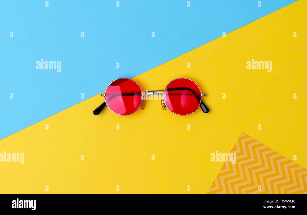Round hipster occhiali da sole con lenti rosse a sfondo colorato Foto stock  - Alamy