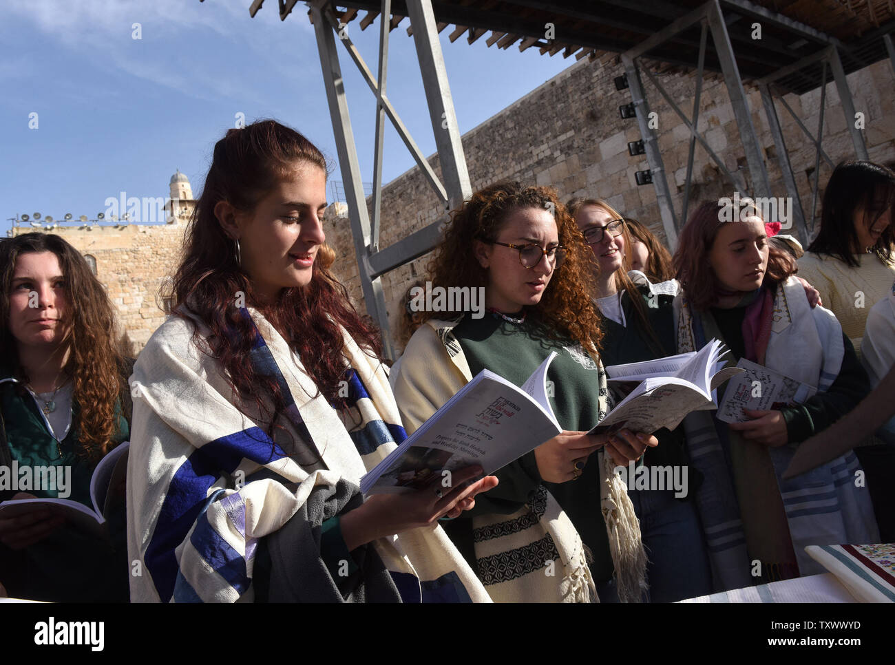 Libere le donne ebree dal gruppo religioso delle donne della parete la preghiera di usura scialli, yarmulkes e tefillin durante la preghiera del mattino il servizio presso il Muro Occidentale, ebraismo il santissimo sito, nella Città Vecchia di Gerusalemme, 27 febbraio 2017. La polizia israeliana Ultra-Orthodox separati uomini e delle donne ebree che protestavano donne liberali ebraico indossando oggetti religiosi che sono tradizionalmente solo indossato da uomini. Il controllo del Muro occidentale da Ultra-Orthodox ebrei è diventata un punto di conflitto tra la riforma e gli ebrei conservatori in America e il governo israeliano. Foto di Debbie Hill/UPI Foto Stock