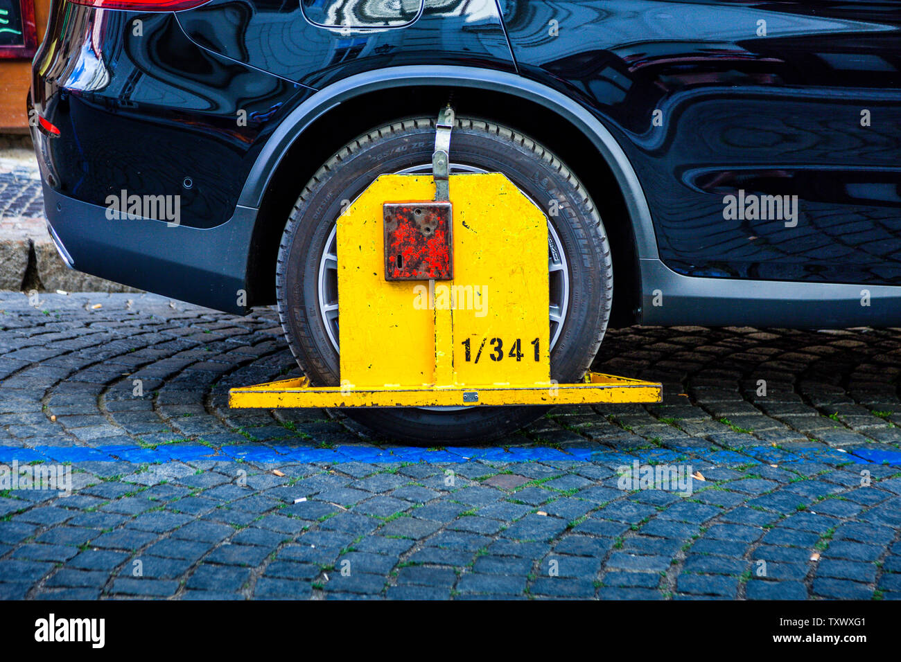A Morsetto di bloccaggio di ruota sulla macchina parcheggiata in Praha, Repubblica Ceca Foto Stock