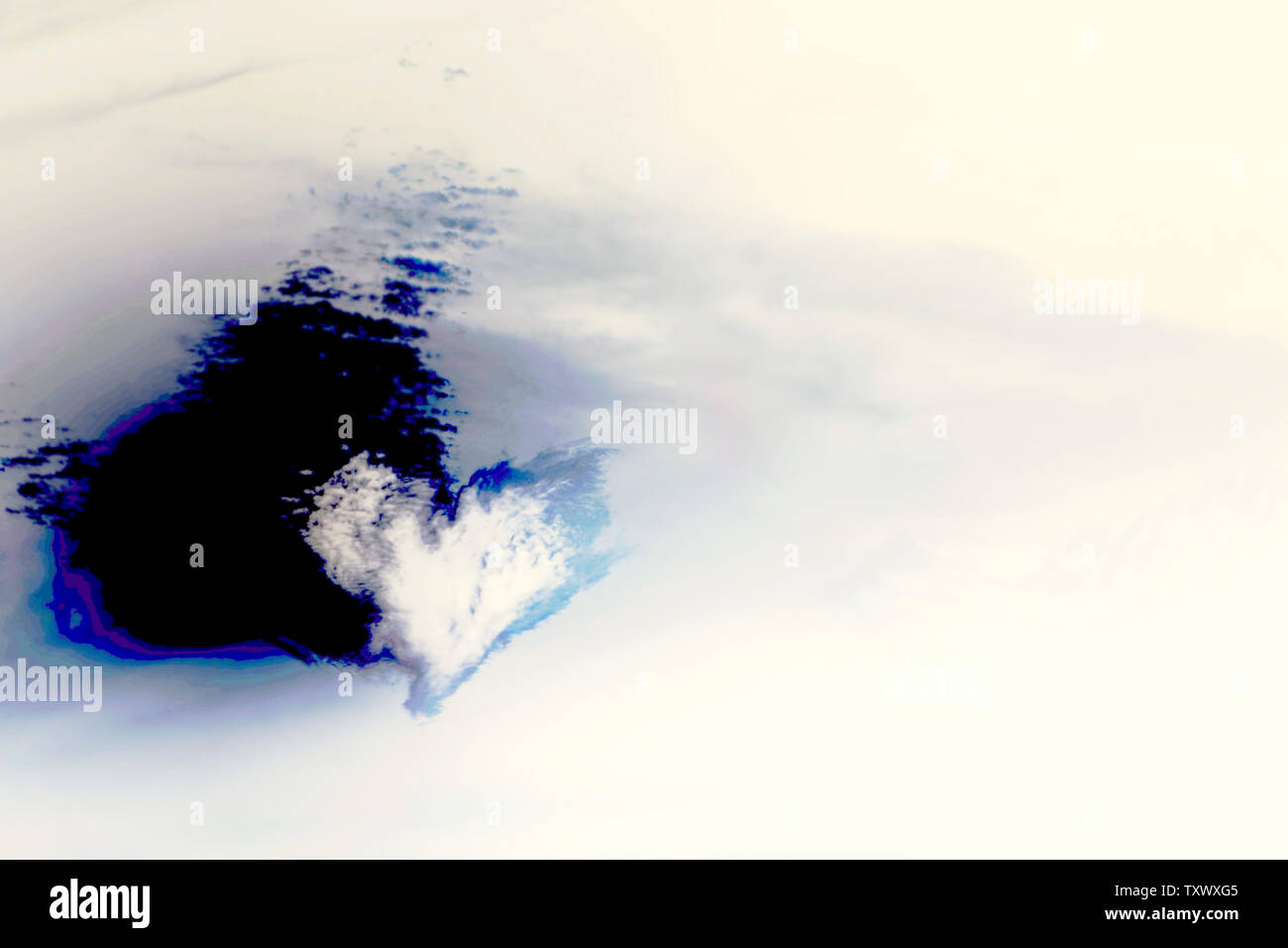 A forma di cuore nuvola bianca con tinte ombra su invertito di color pastello sullo sfondo del cielo con spazio di copia Foto Stock