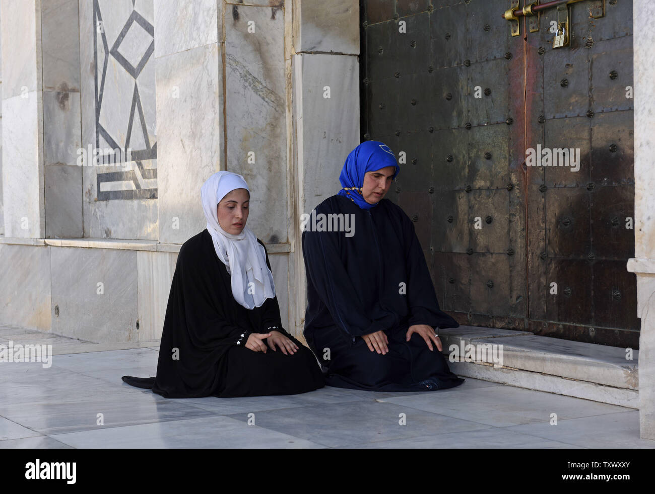 I musulmani palestinesi pregare davanti alla porta chiusa della Cupola della roccia nella Moschea di Al-Aqsa composto nella Città Vecchia di Gerusalemme, 18 luglio 2017. La maggior parte dei musulmani palestinesi sono gli adoratori rifiutando di inserire il composto dopo la autorità israeliane hanno intensificato le misure di sicurezza da parte di installazione di rivelatori di metalli e telecamere. Israele ha riaperto la santa sede dopo che esso è stato chiuso due giorni dopo un attacco di ripresa dagli arabi uomini israeliano che ha ucciso due israeliani gli ufficiali di polizia. - Foto di Debbie Hill/UPI Foto Stock