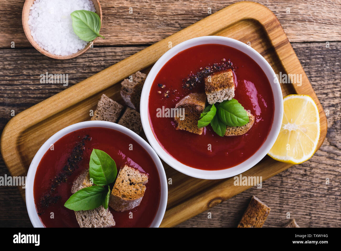 Tradizionale zuppa di pomodoro guarnita con pane di segale crostini e timo, impianto basato cibo, vicino il fuoco selettivo, vista dall'alto Foto Stock