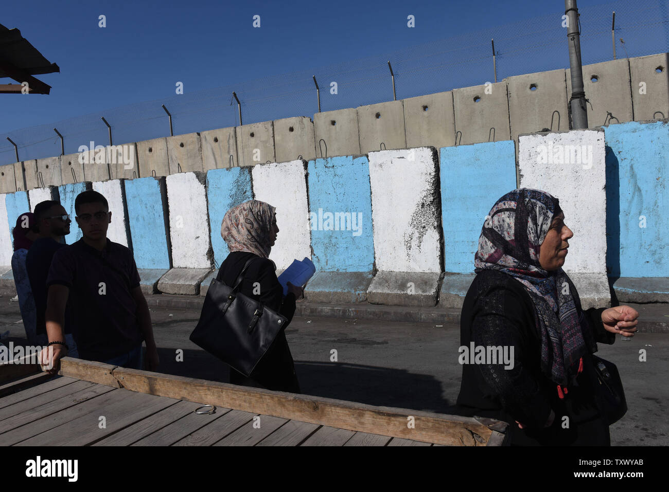 Palestinesi attendere per attraversare il controllo israeliano Qalandiya Checkpoint, tra Ramallah, West Bank e Gerusalemme, 3 ottobre 2017. Il popolo israeliano del Ministero della Difesa ha annunciato che tutti i valichi di frontiera di Israele per i palestinesi della Cisgiordania e di Gaza sarà chiuso per 11 giorni durante la festa ebraica di Sukkot. La chiusura avrà un impatto di decine di migliaia di palestinesi che lavorano legalmente in Israele. Gli attraversamenti saranno chiusi ai palestinesi da mercoledì 4 ottobre, attraverso Sabato, Ottobre 14, fatta eccezione per gli aiuti umanitari o dei casi medici. Foto di Debbie Hill/UPI Foto Stock