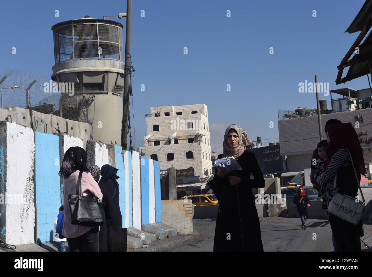 Palestinesi attendere per attraversare il controllo israeliano Qalandiya Checkpoint, tra Ramallah, West Bank e Gerusalemme, 3 ottobre 2017. Il popolo israeliano del Ministero della Difesa ha annunciato che tutti i valichi di frontiera di Israele per i palestinesi della Cisgiordania e di Gaza sarà chiuso per 11 giorni durante la festa ebraica di Sukkot. La chiusura avrà un impatto di decine di migliaia di palestinesi che lavorano legalmente in Israele. Gli attraversamenti saranno chiusi ai palestinesi da mercoledì 4 ottobre, attraverso Sabato, Ottobre 14, fatta eccezione per gli aiuti umanitari o dei casi medici. Foto di Debbie Hill/UPI Foto Stock